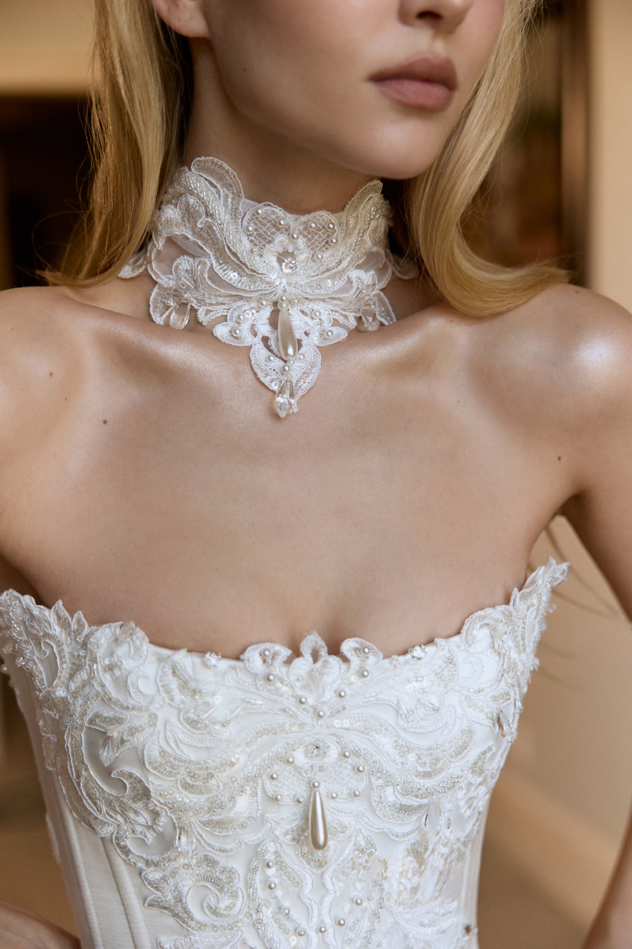 Атласный свадебный комплект с красивой вышивкой фото