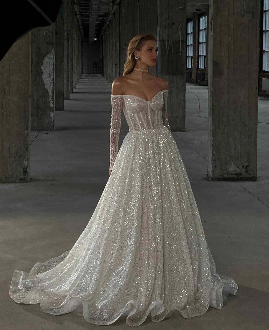 Роскошное мерцающее свадебное платье с рукавами фото