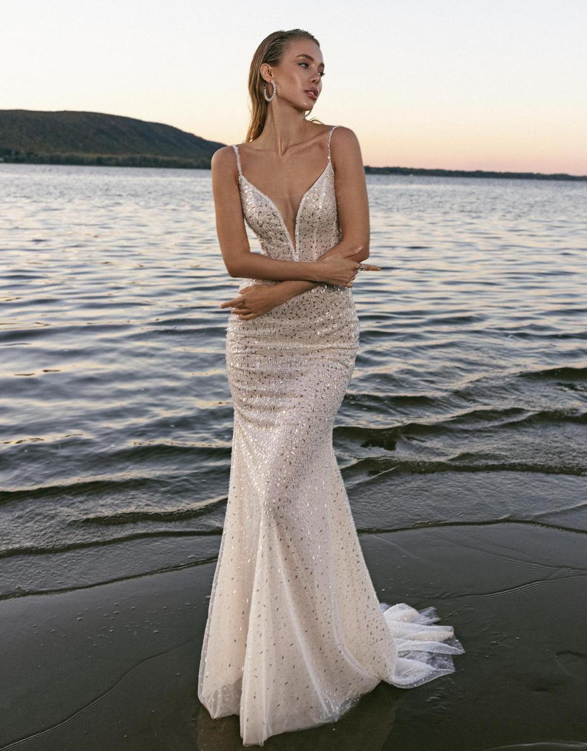 Красивое сверкающее свадебное платье фото