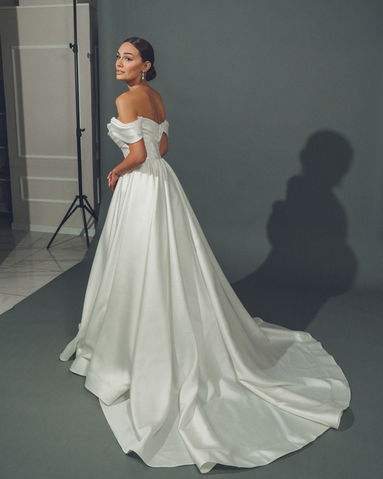 Пышное свадебное платье с разрезом фото