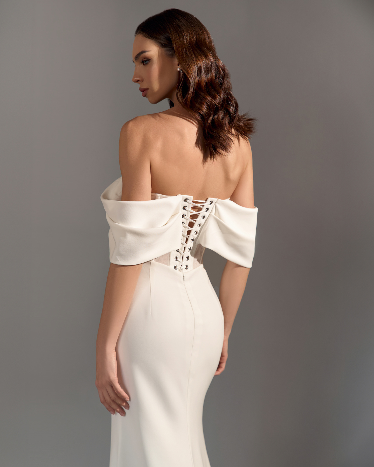 Лаконичное свадебное платье с прозрачным корсетом фото