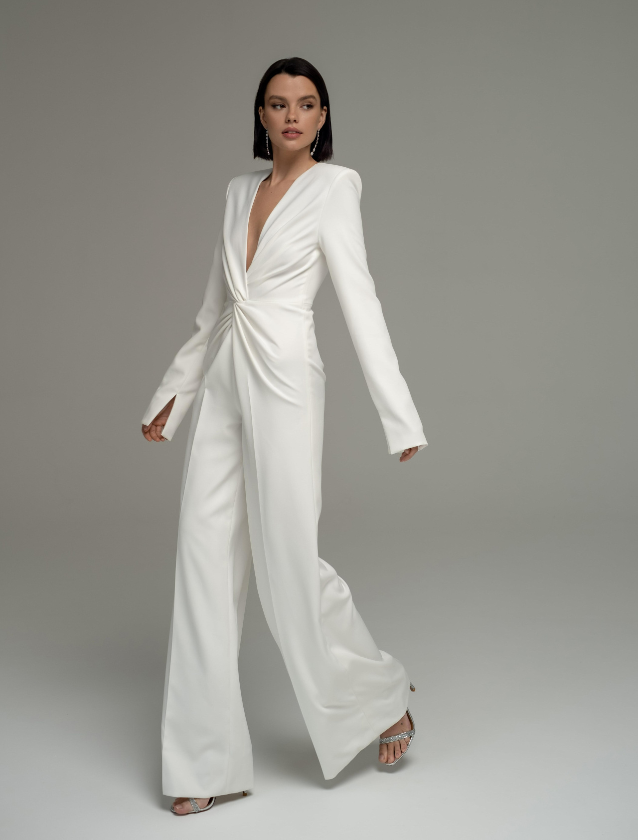 Свадебный комбинезон с декольте фото