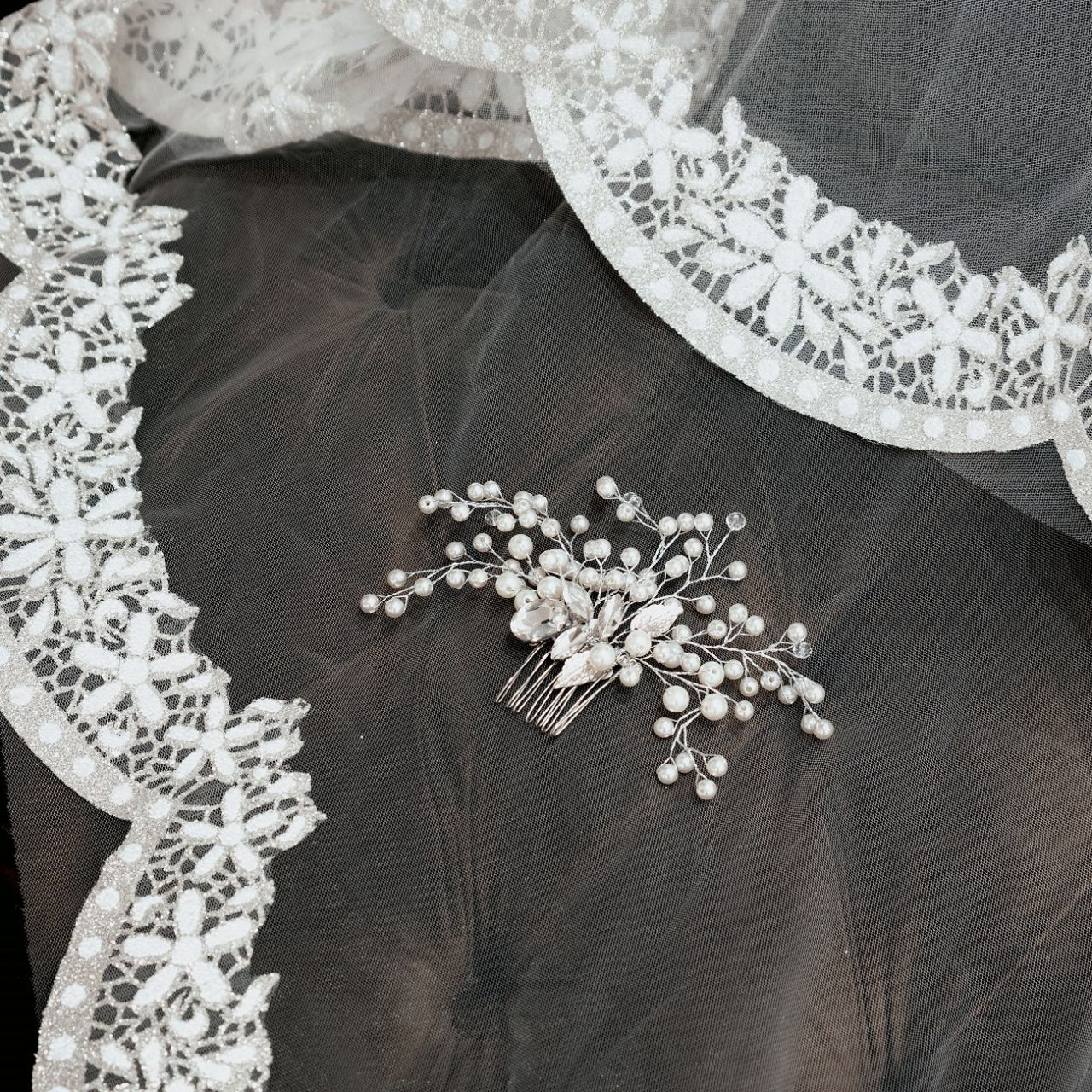 Гребешок с жемчугом для волос фото