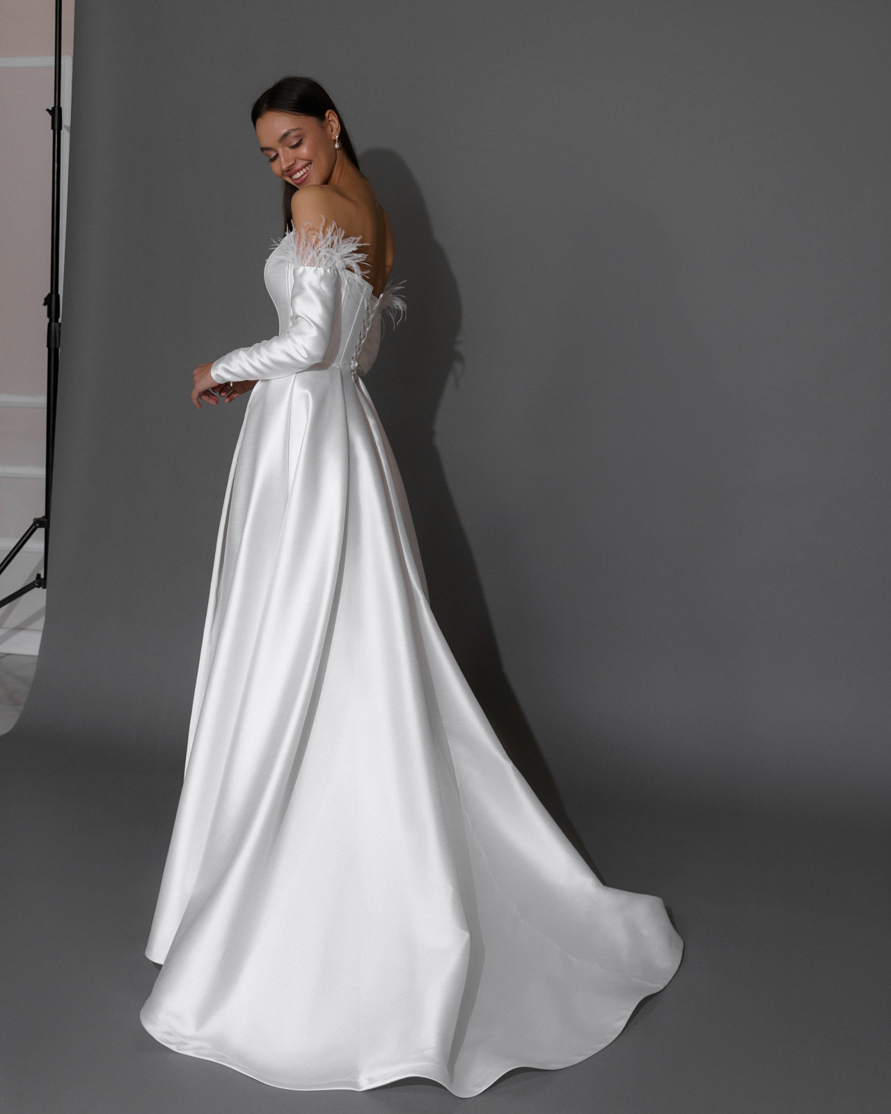 Атласное свадебное платье на корсете с митенками фото