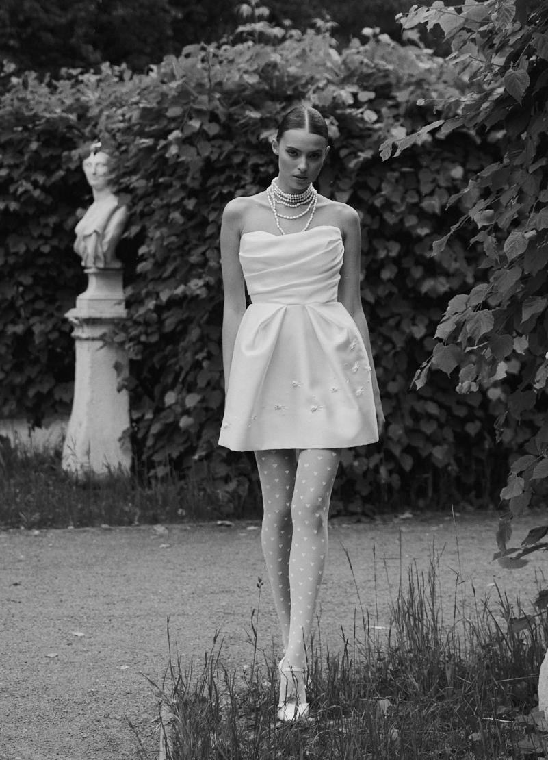 Свадебное платье мини с нежным узором на юбке фото