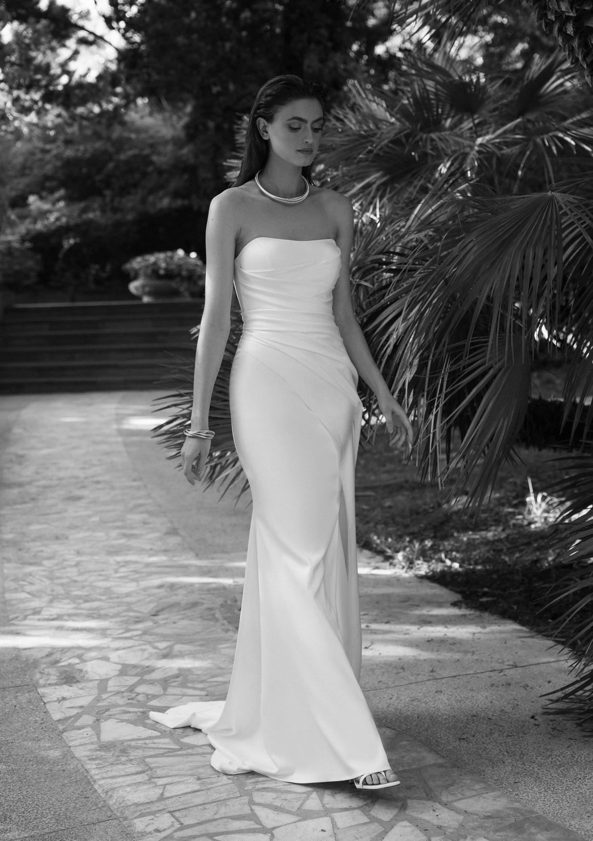 Атласное свадебное платье со сборкой на талии фото