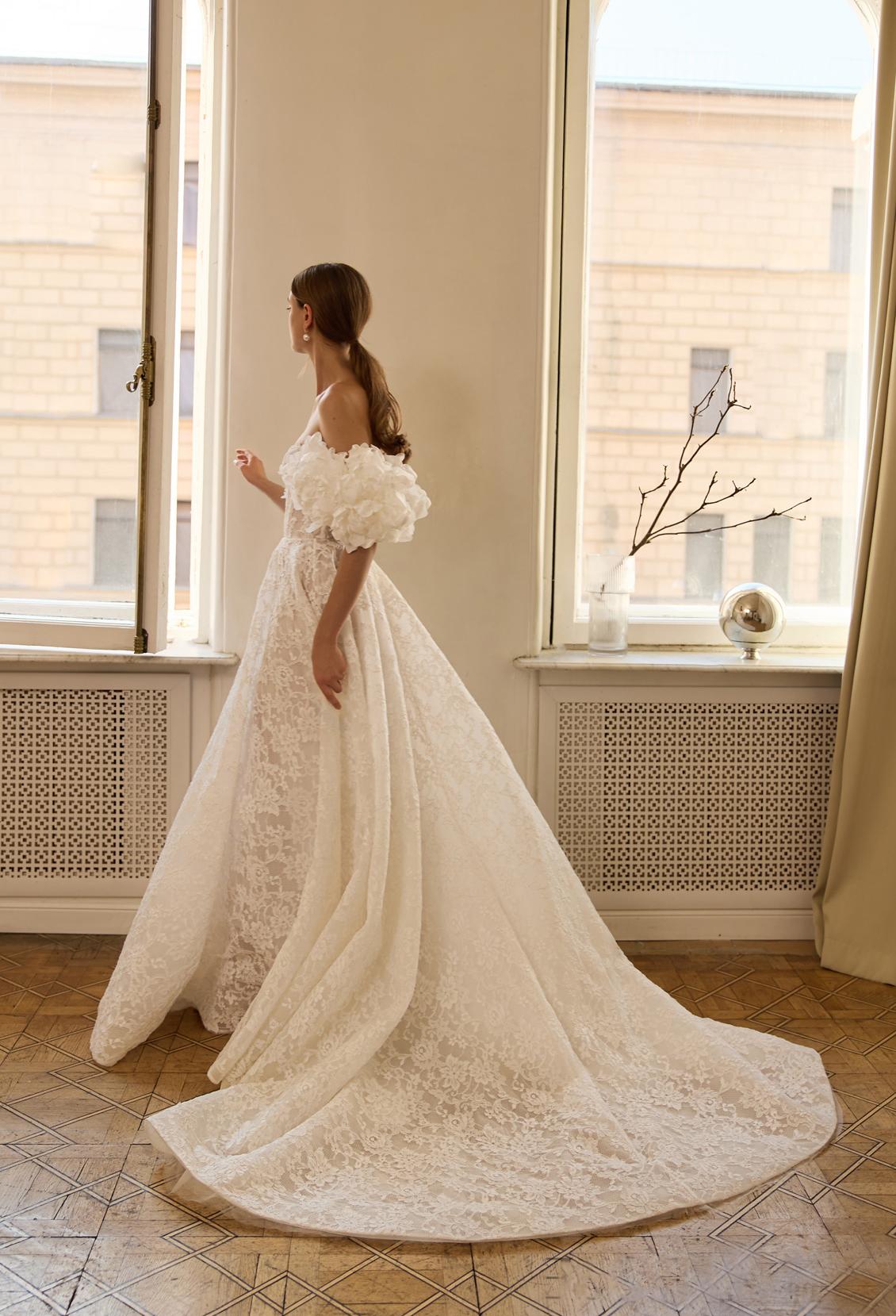 Свадебное платье из кордового кружева с цветочными бретелями фото