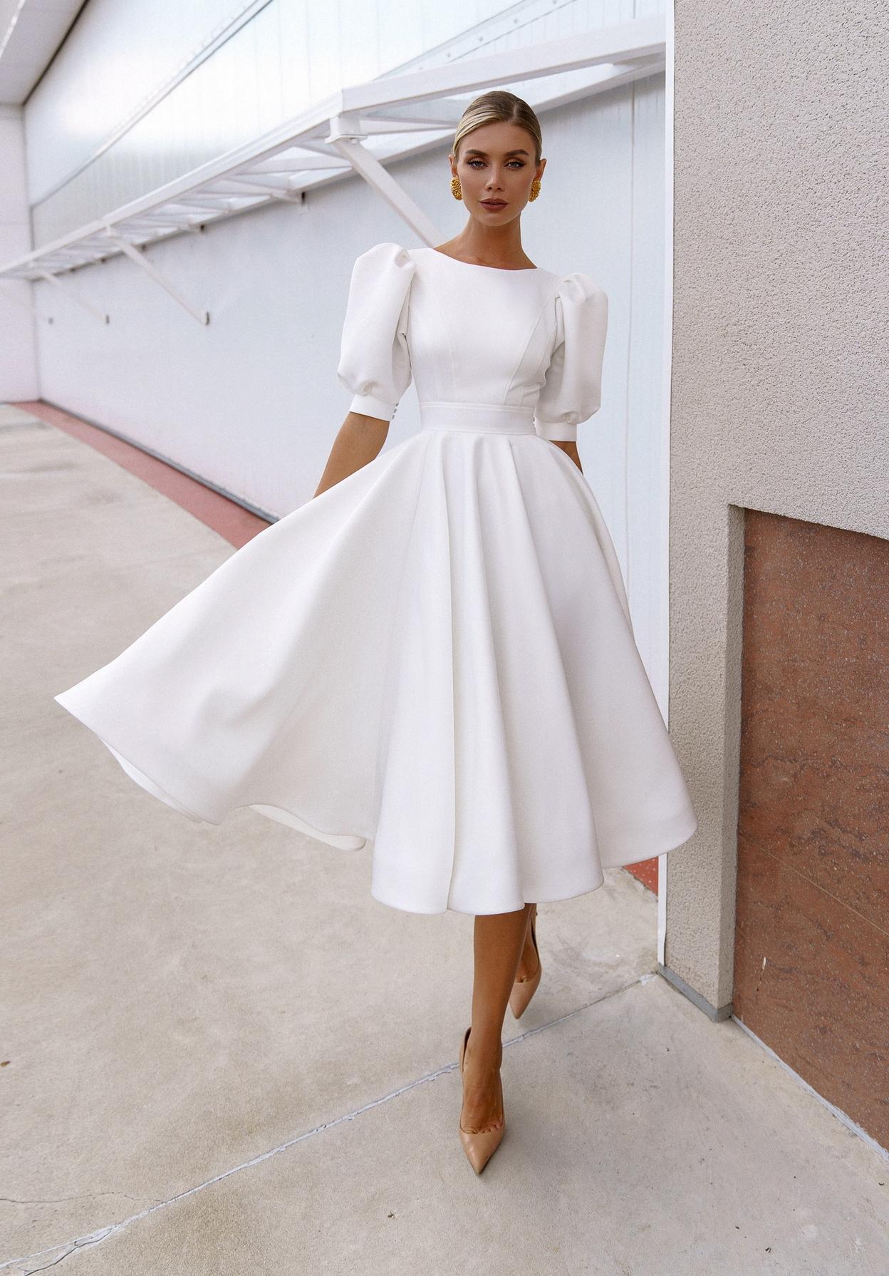 Свадебное платье миди с объемными рукавами фото
