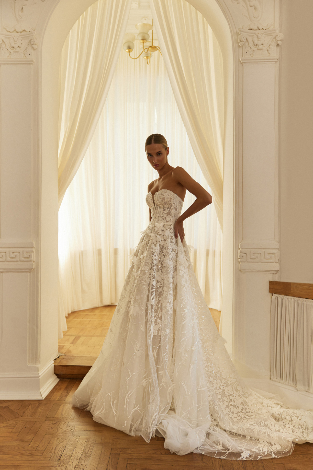 Пышное свадебное платье из роскошного цветочного кружева фото