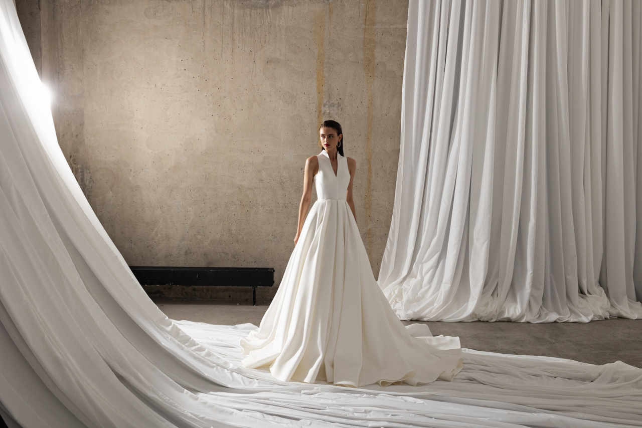 Роскошное платье из микадо с воротником-стойкой фото