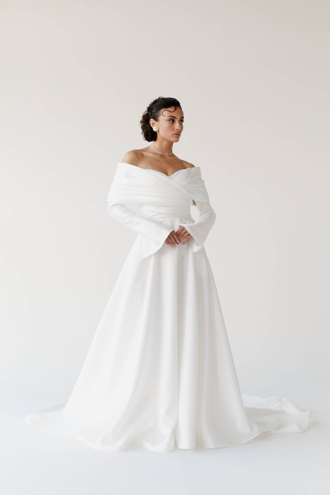 Классическое  свадебное палетье А- силуэта из микадо фото