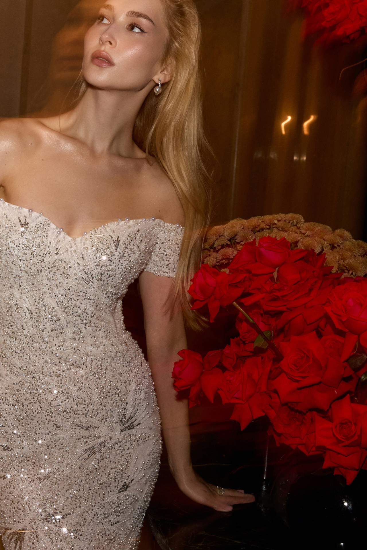 Роскошное облегающее свадебное платье с открытыми плечами фото