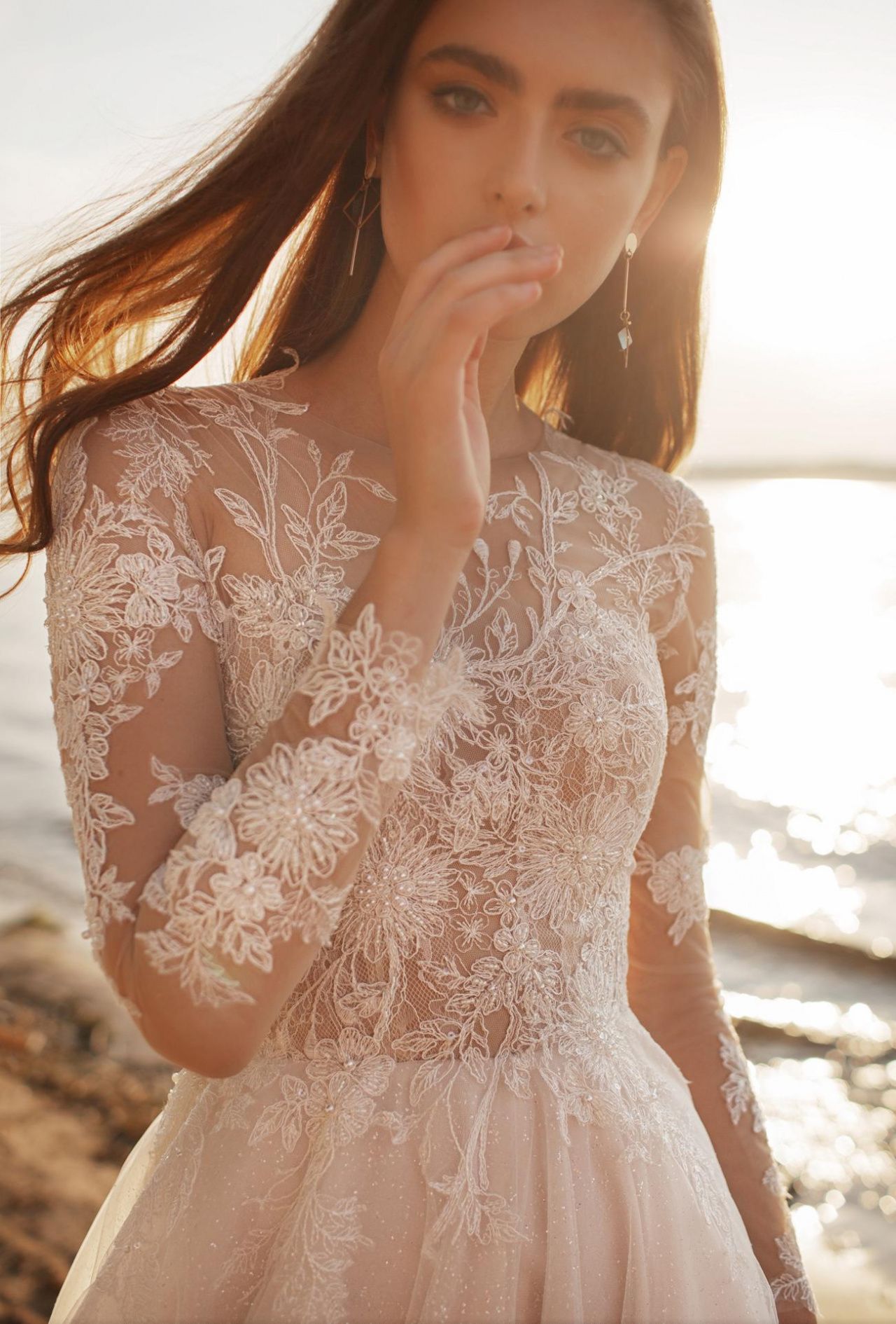 Легкое свадебное платье с прозрачными  рукавами фото