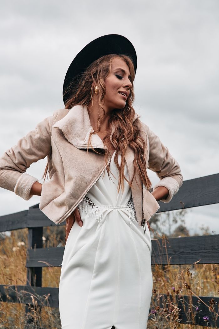 Бежевая короткая дубленка