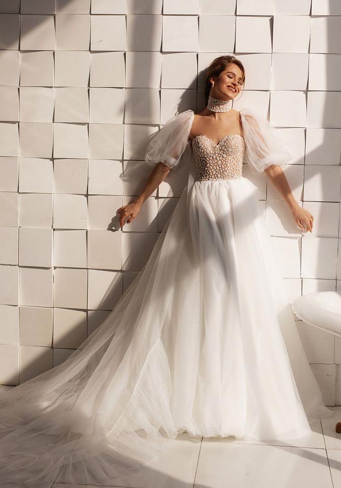 Пышное свадебное платье с блестящим корсетом