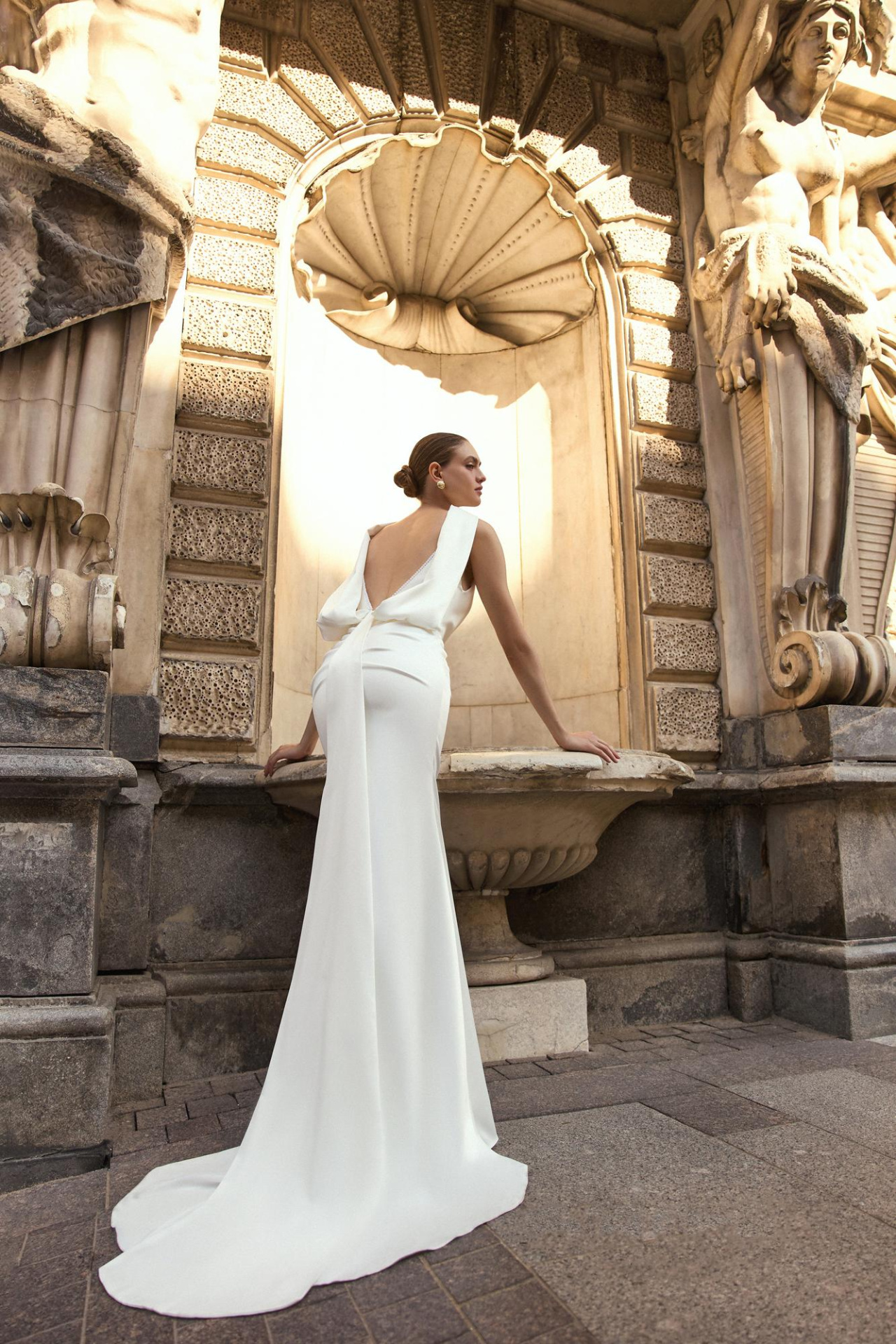 Атласная русалка на тонких бретелях фото