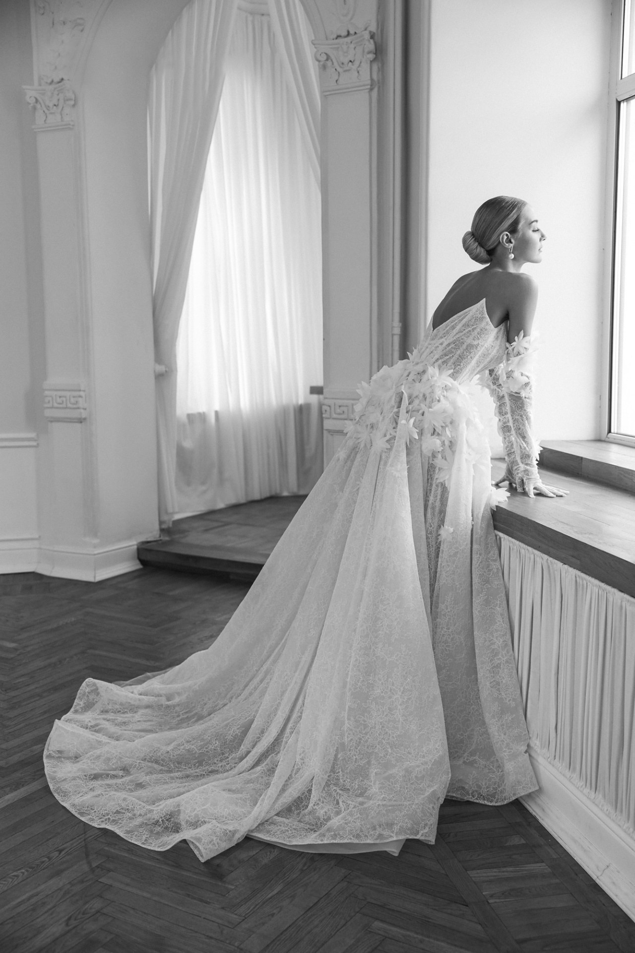 Эффектное свадебное платье с объемными цветками фото