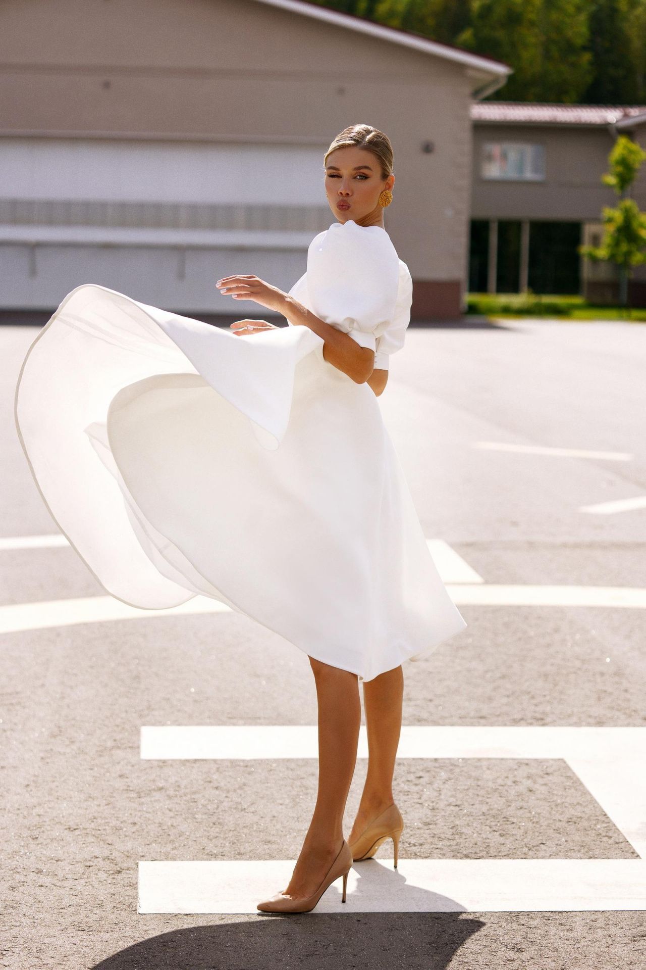 Свадебное платье миди с объемными рукавами фото