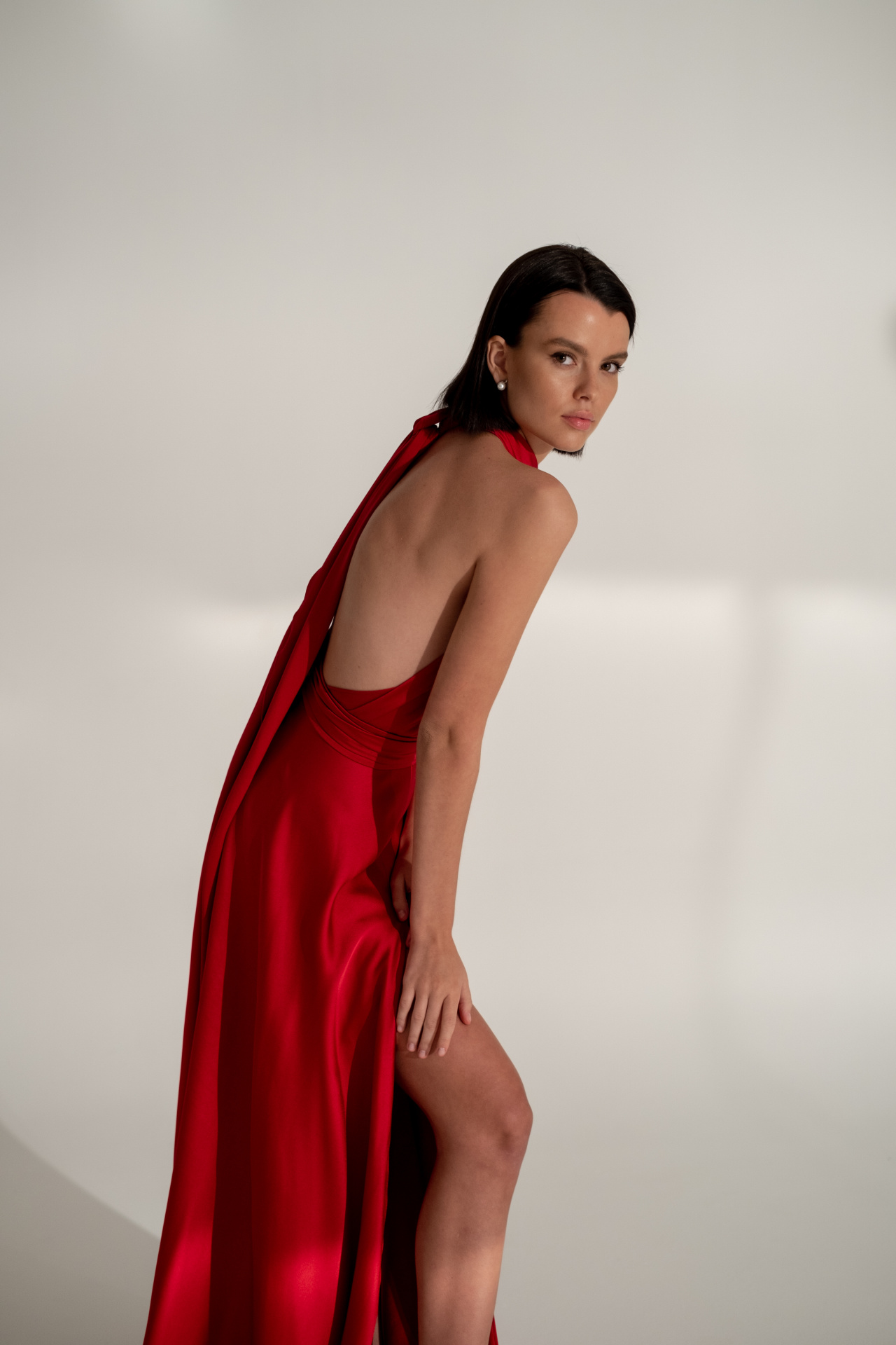 Шелковое вечернее платье рубинового цвета фото