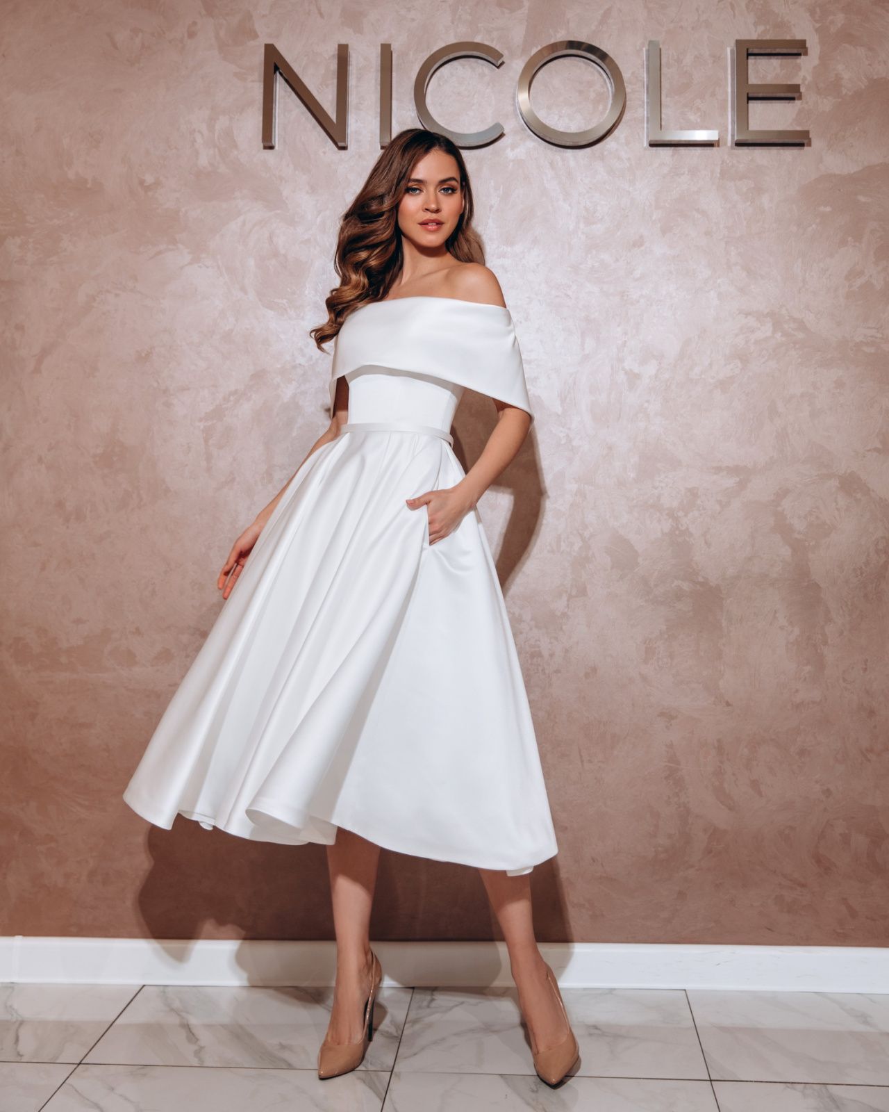 Атласное свадебное платье ниже колена фото