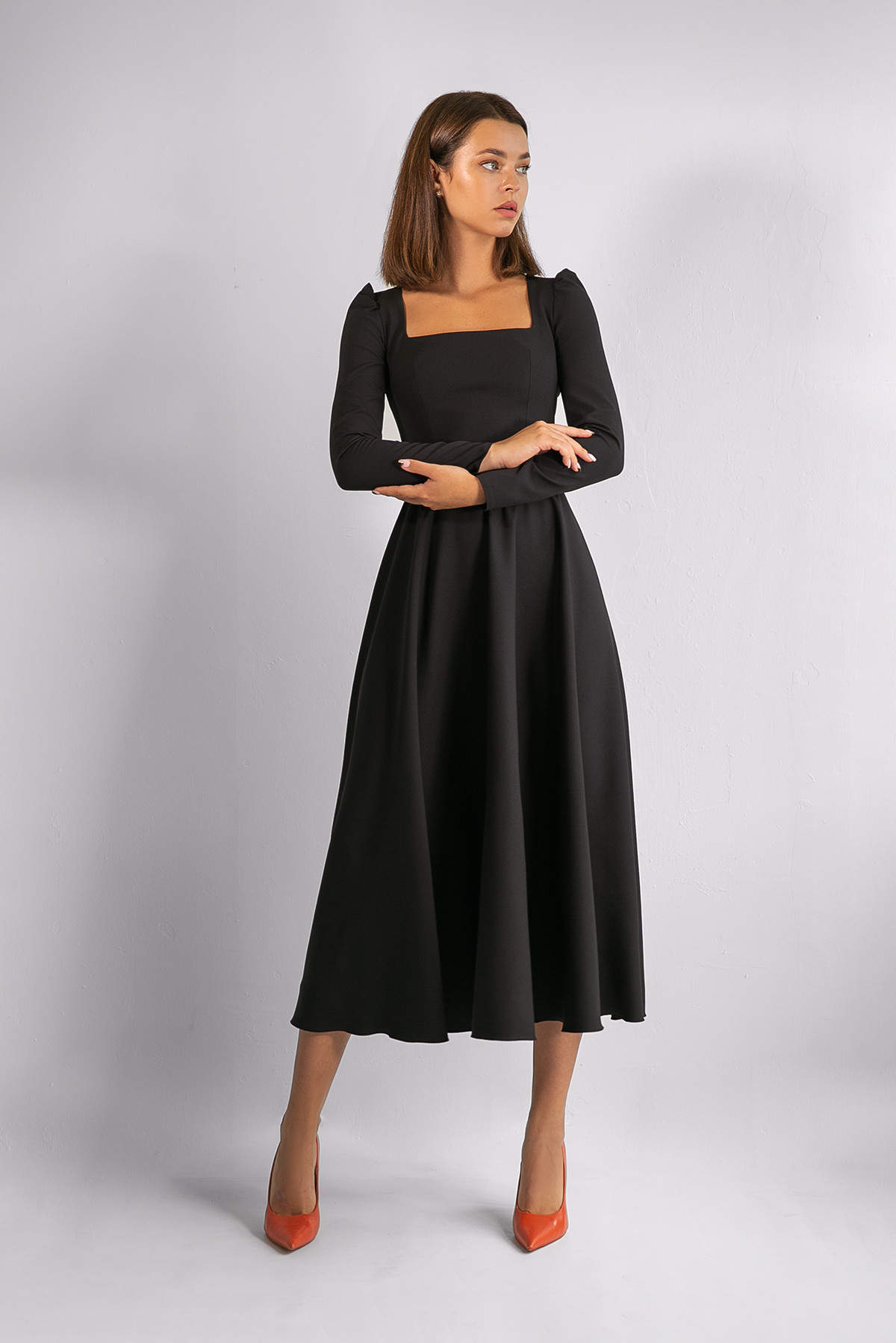 Чёрное вечернее платье миди с рукавами фото