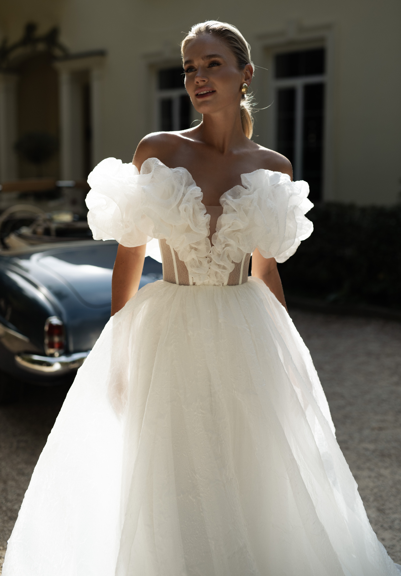 Воздушное свадебное платье с необычным корсетом фото