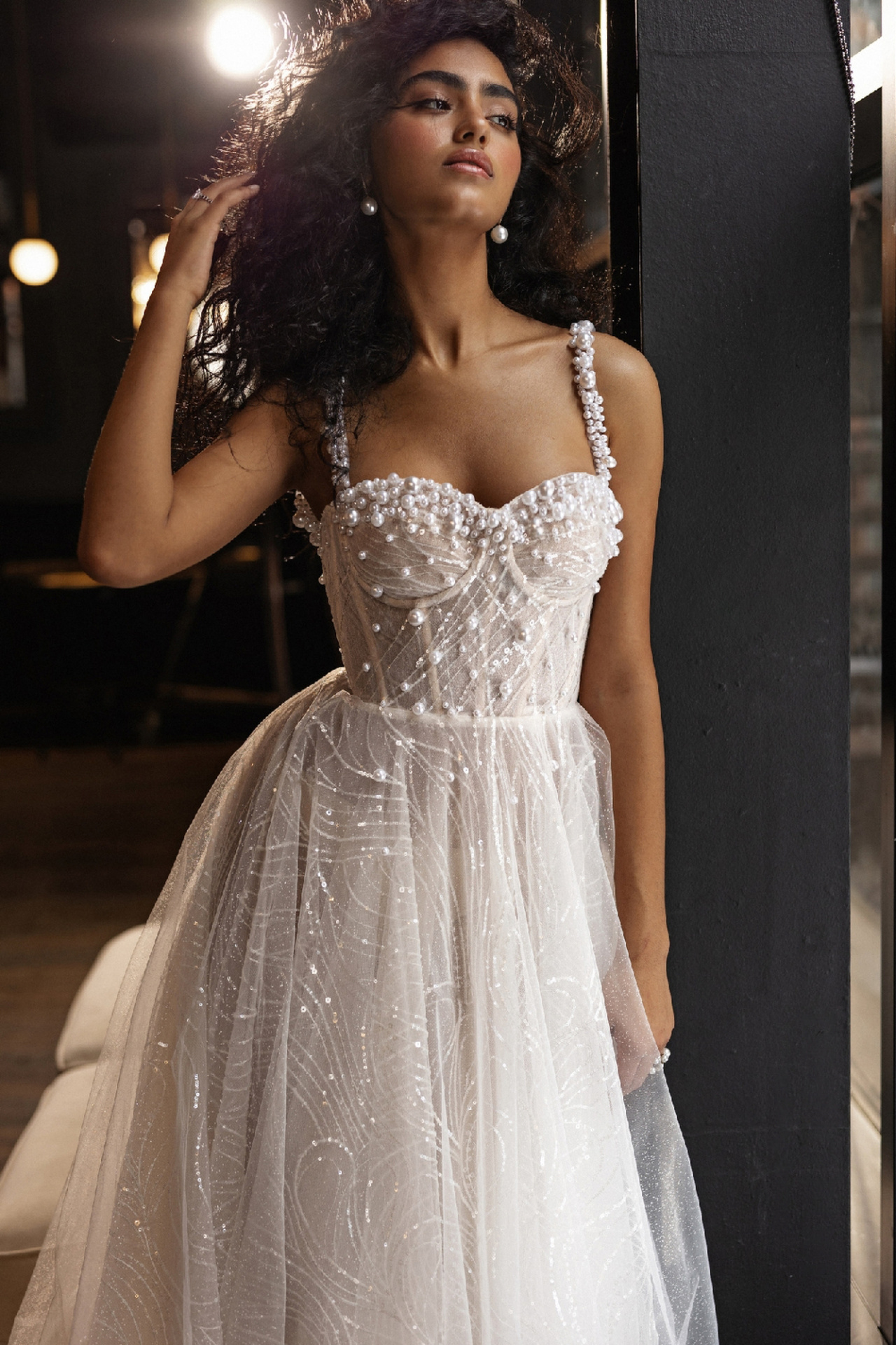 Свадебное платье с крупным жемчугом на корсете фото