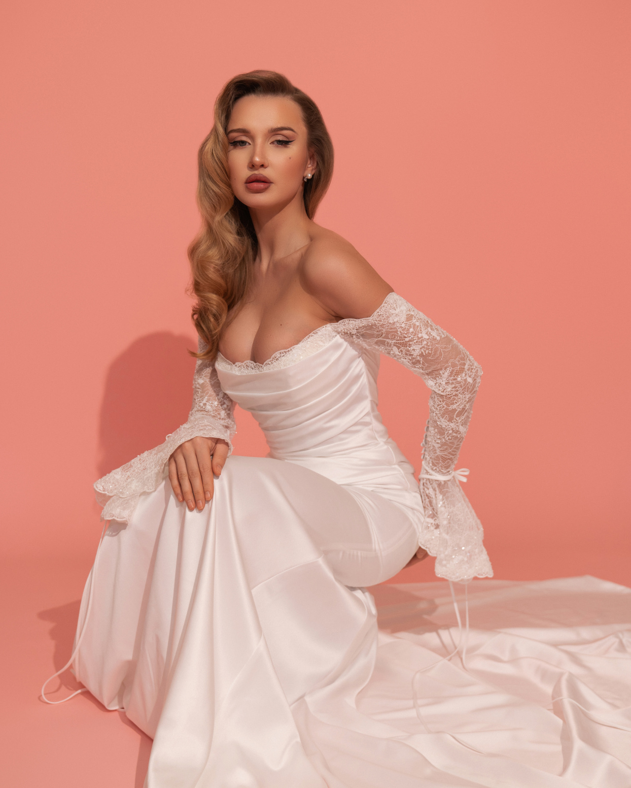 Атласное свадебное платье рыбка с кружевными рукавами-клёш фото