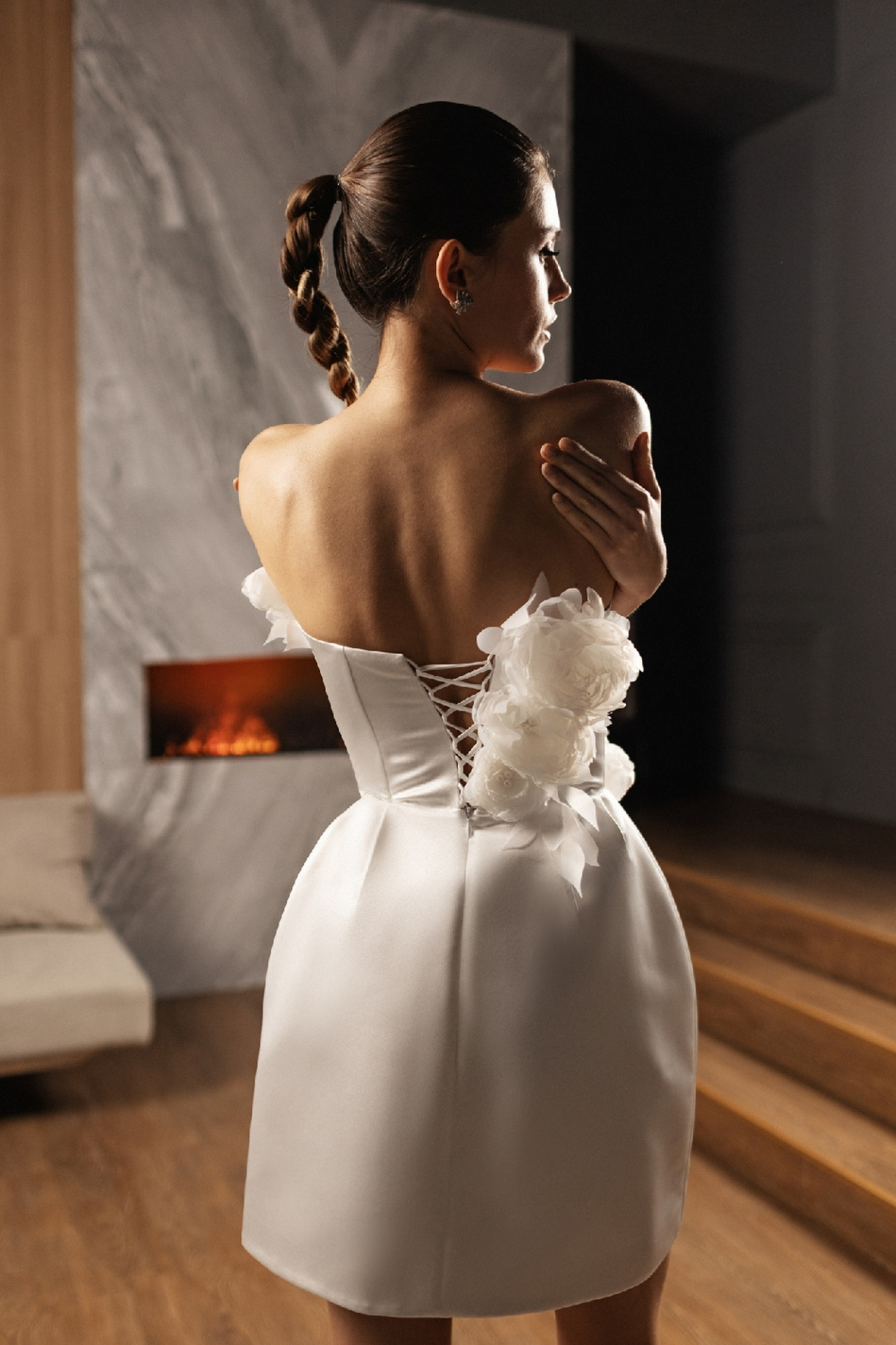 Свадебное платье мини с объемными цветами фото