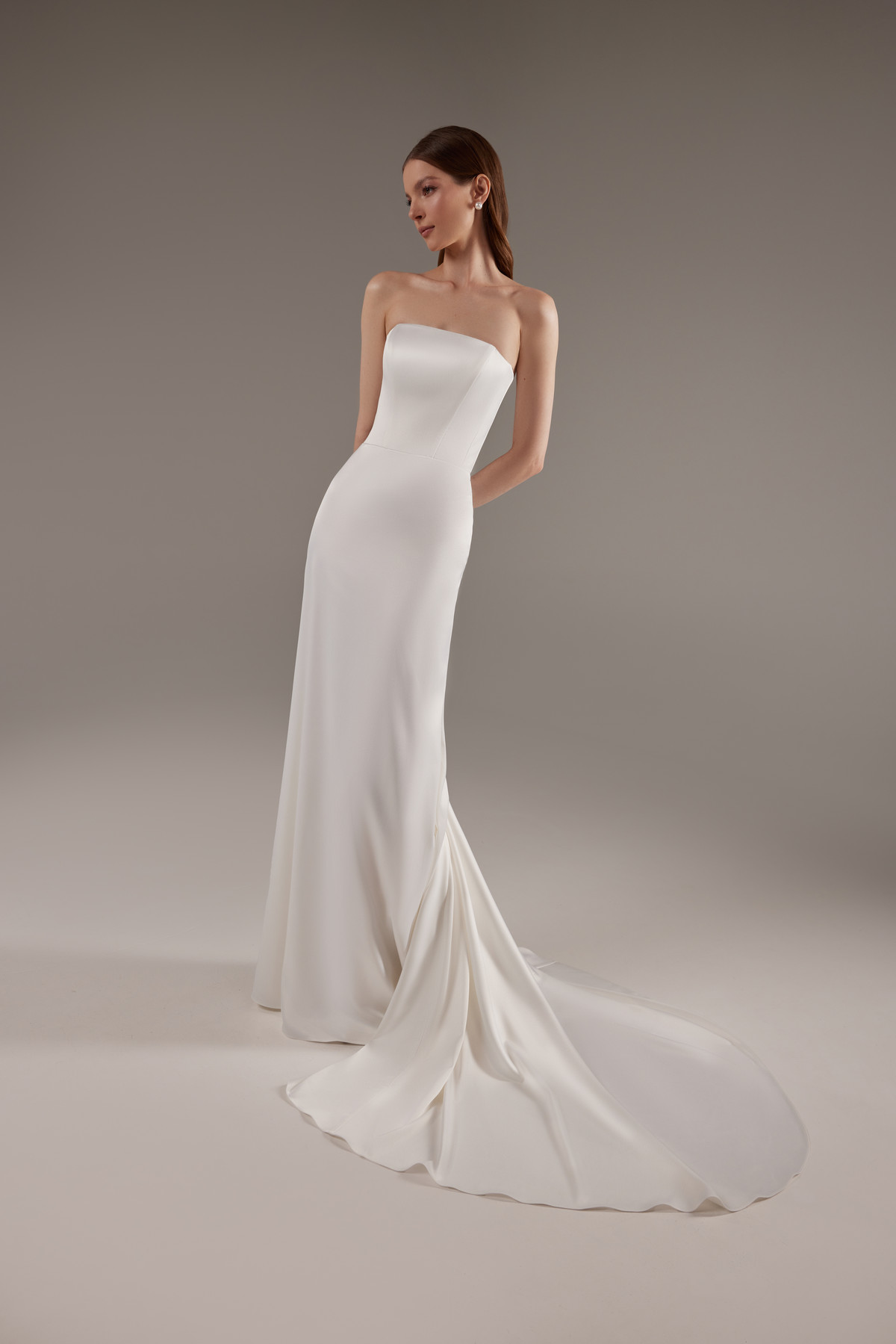 Русалка из атласа-стрейчас со съемными рукавами-клешь фото