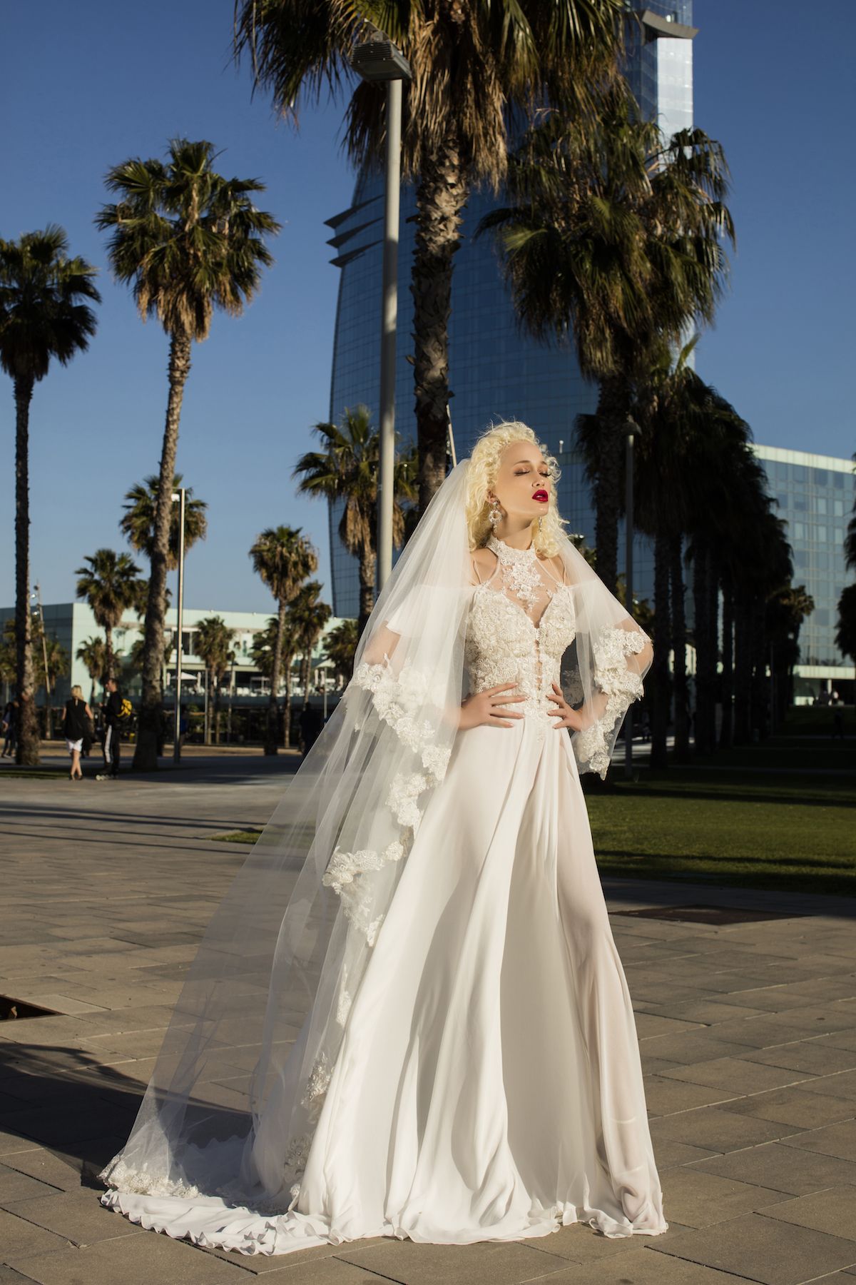 Кружевная свадебная фата с золотой нитью фото