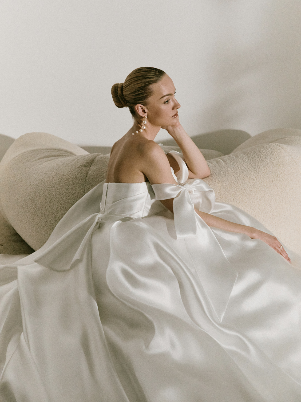 Атласное свадебное платье с бретелями-бантами фото