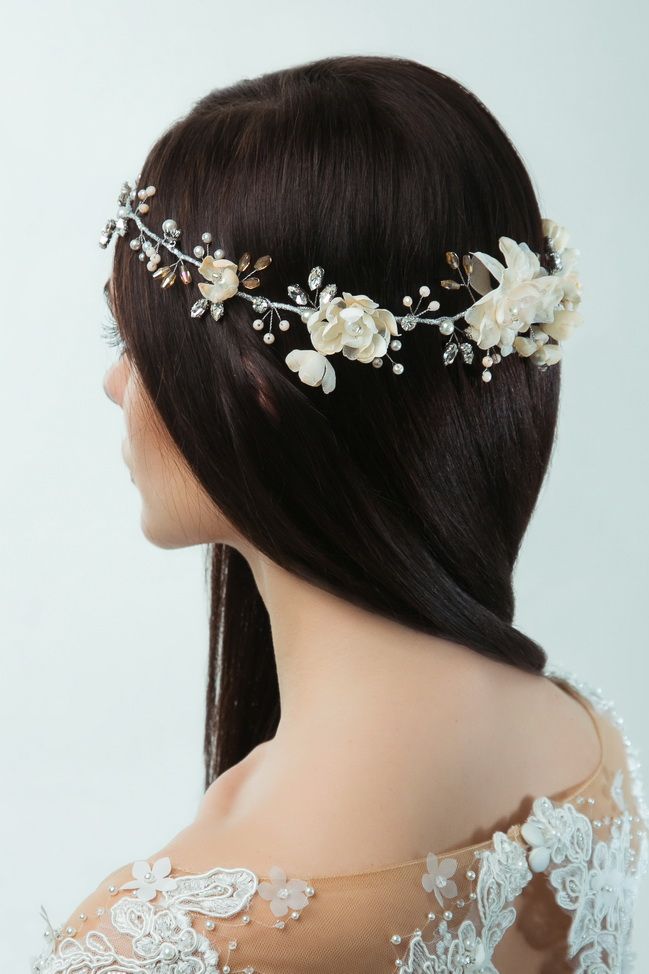 Венок для волос с бежевыми цветами фото