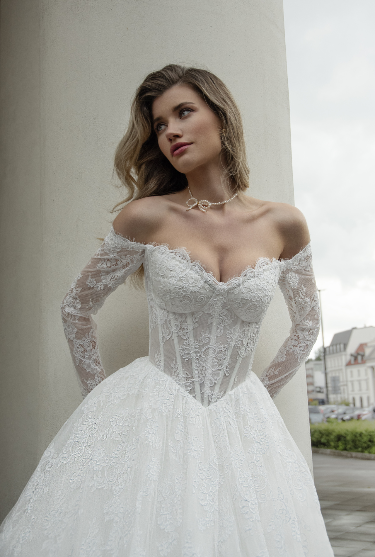 Кружевное свадебное платье с рукавами и открытыми плечами фото