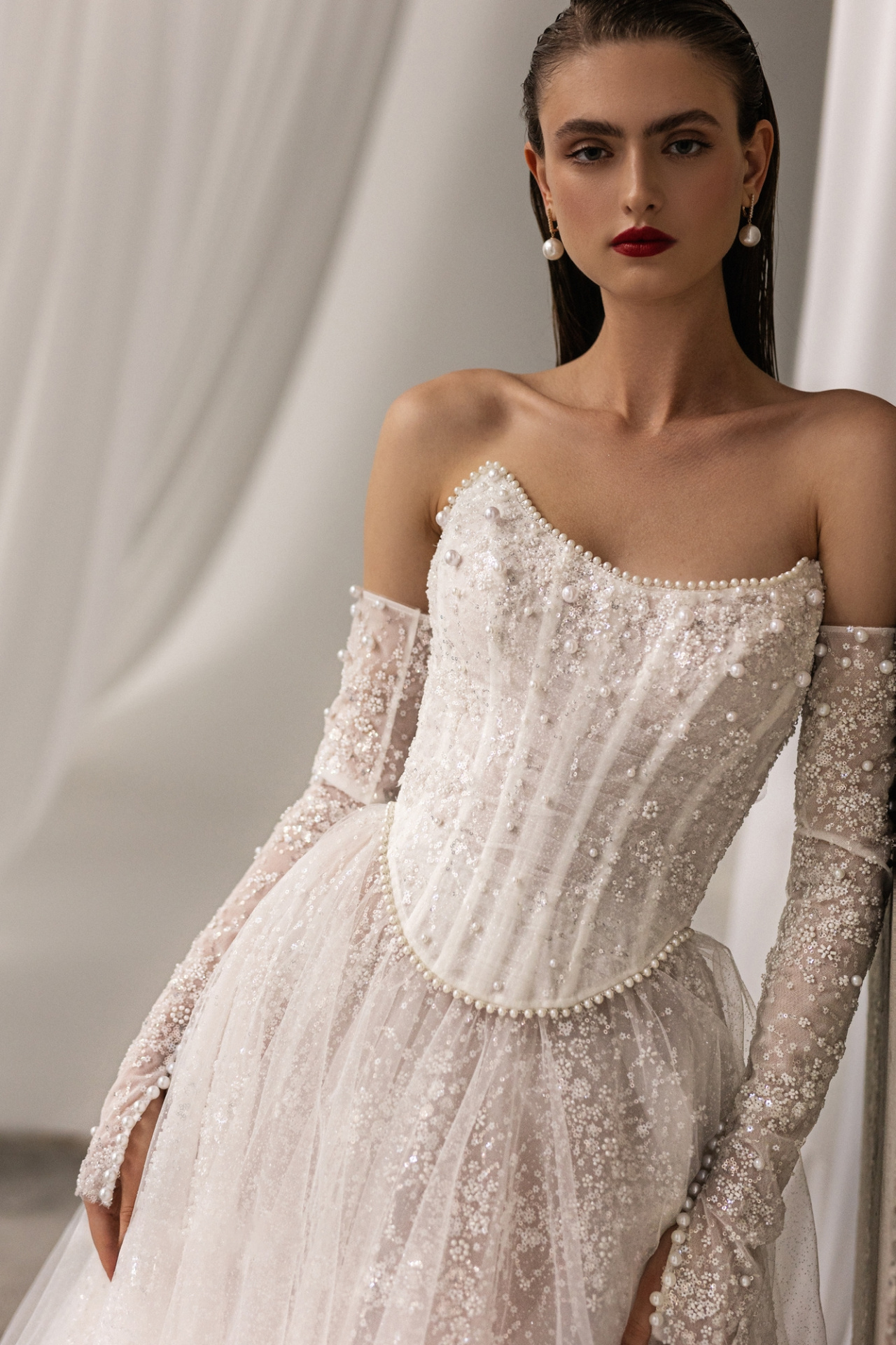 Роскошный расшитый свадебный комплект с корсетом фото