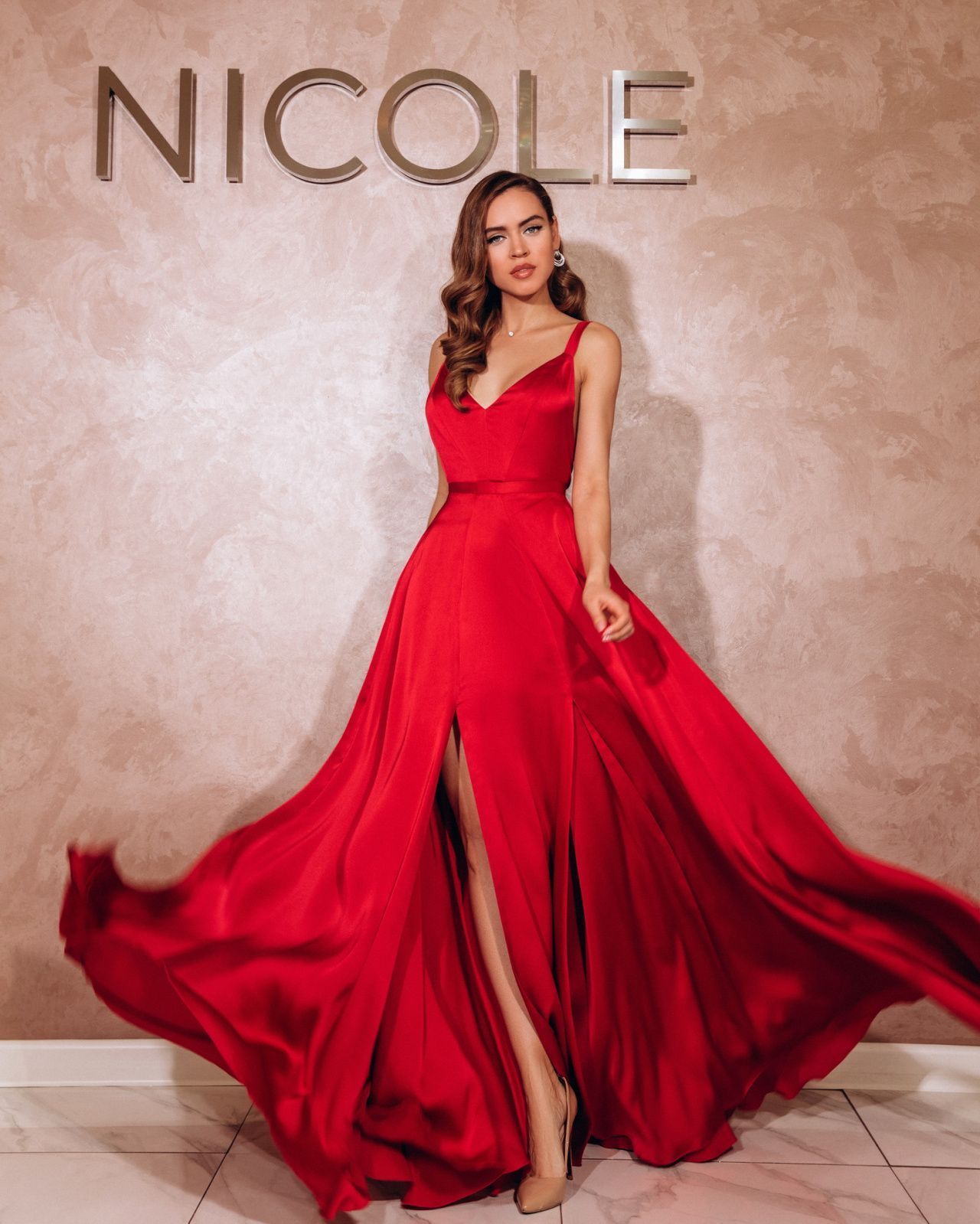 Шёлковое красное платье фото