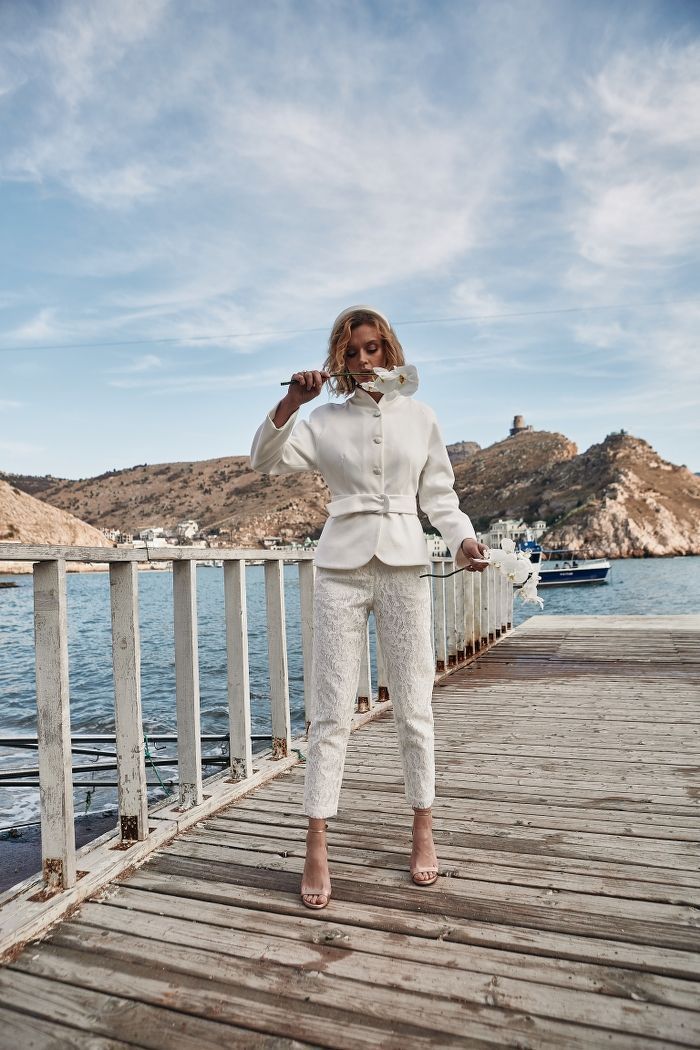 Белый жакет с поясом