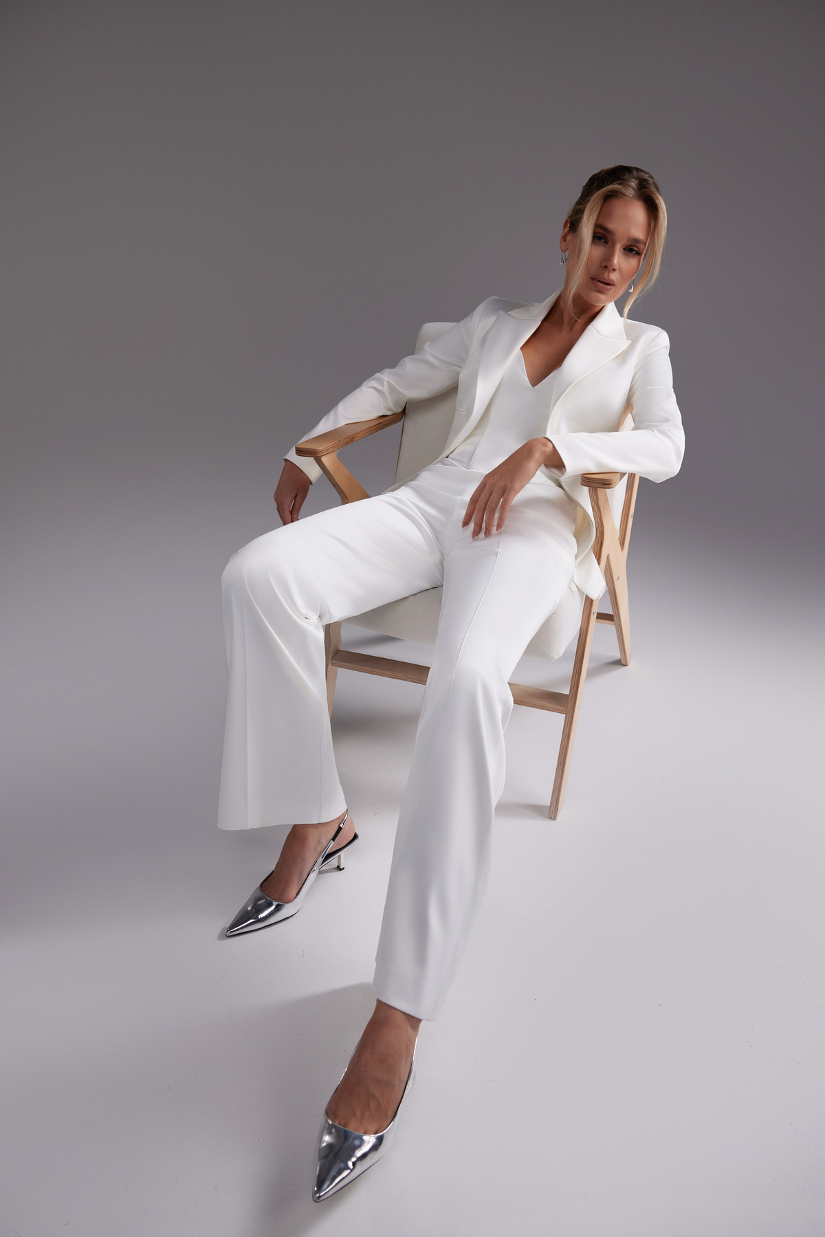 Стильный свадебный костюм-тройка из стрейч атласа фото