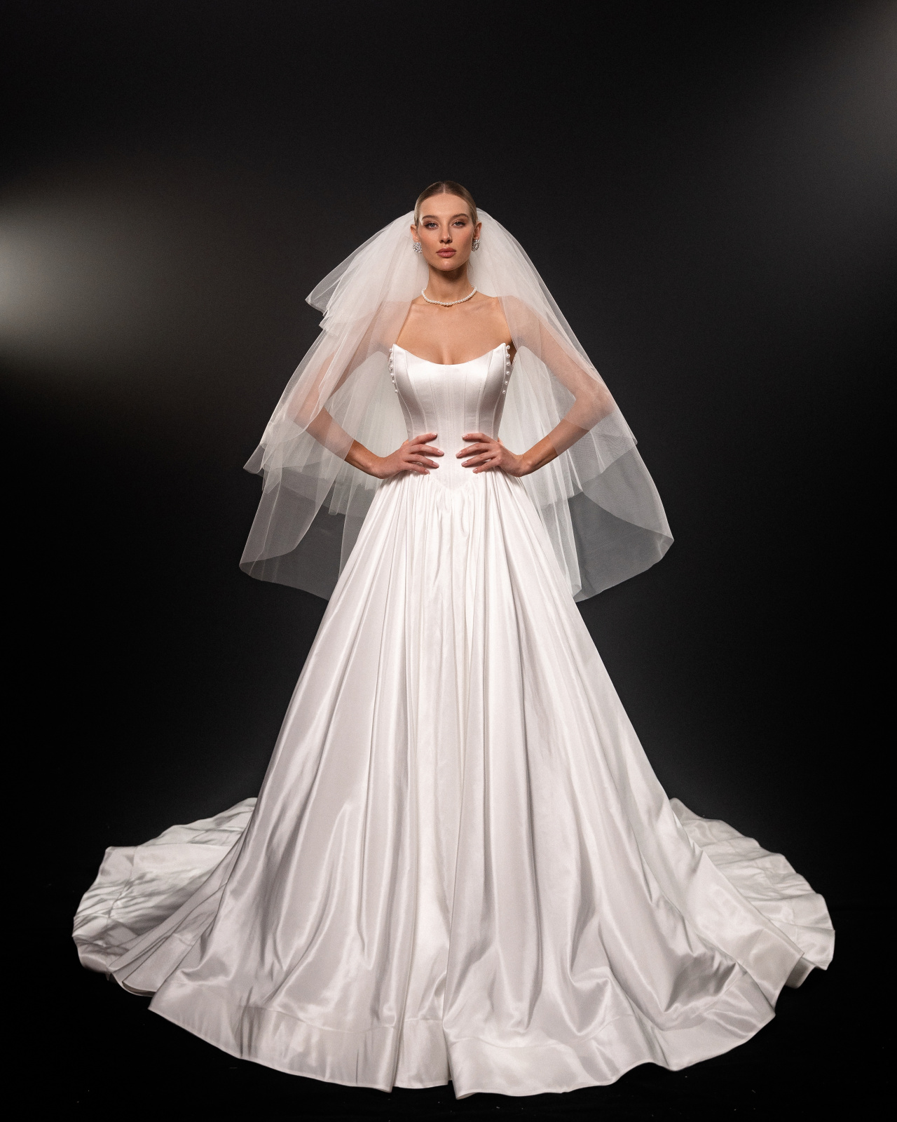 Атласное свадебное платье принцесса фото