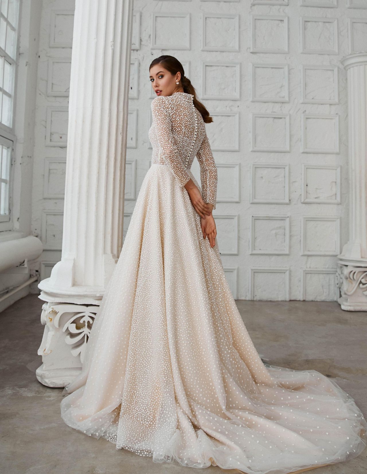Закрытое блестящее свадебное платье с рукавами фото
