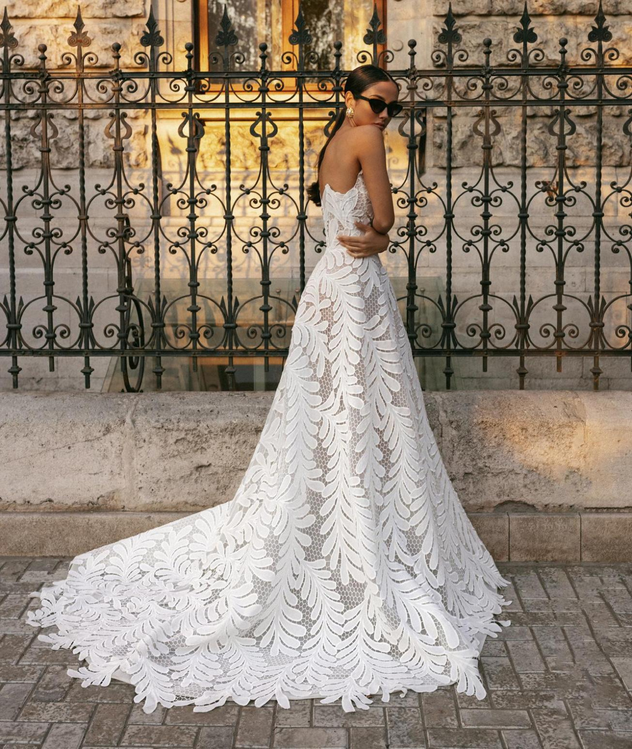 Необычное кружевное свадебное платье фото