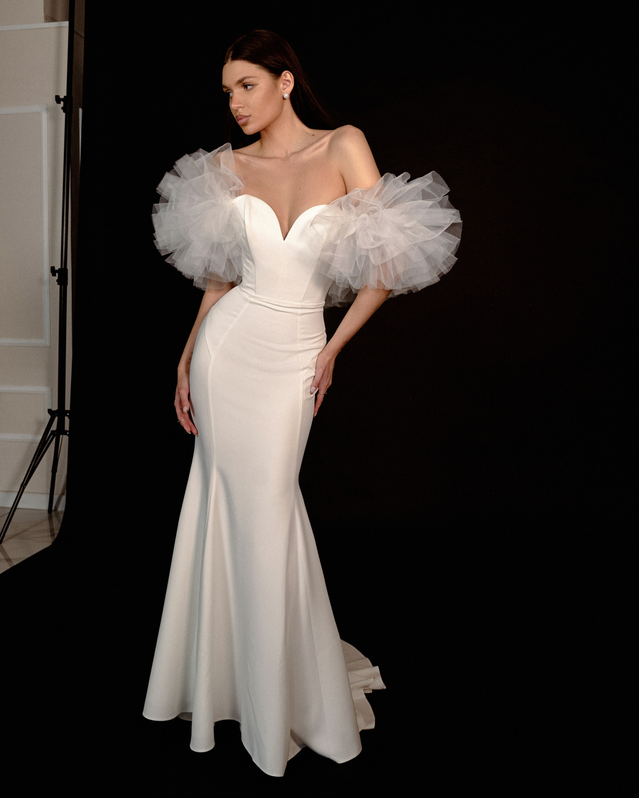 Свадебное платье с воланами на плечах фото