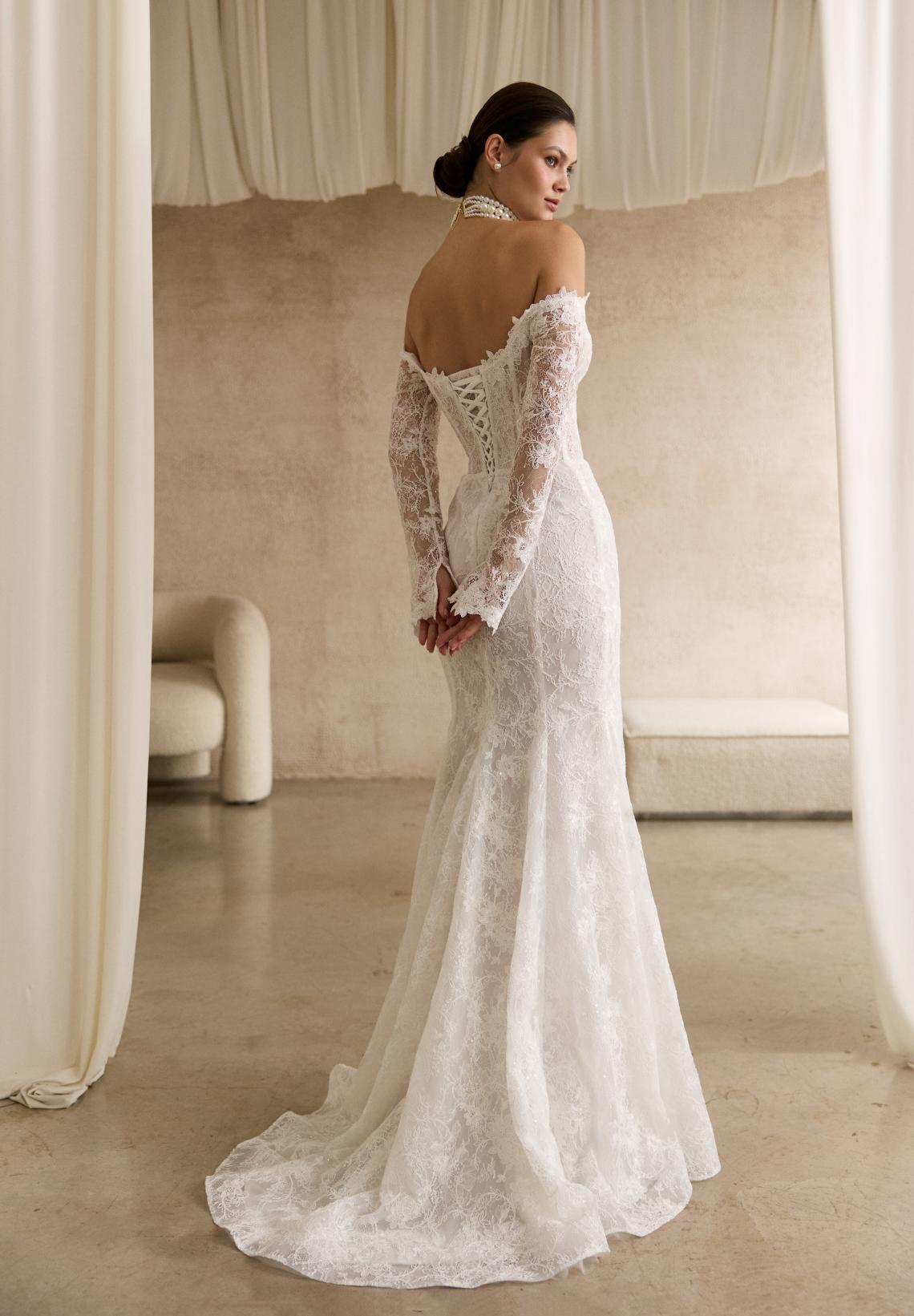 Кружевное свадебное платье с рукавами и открытым верхом фото