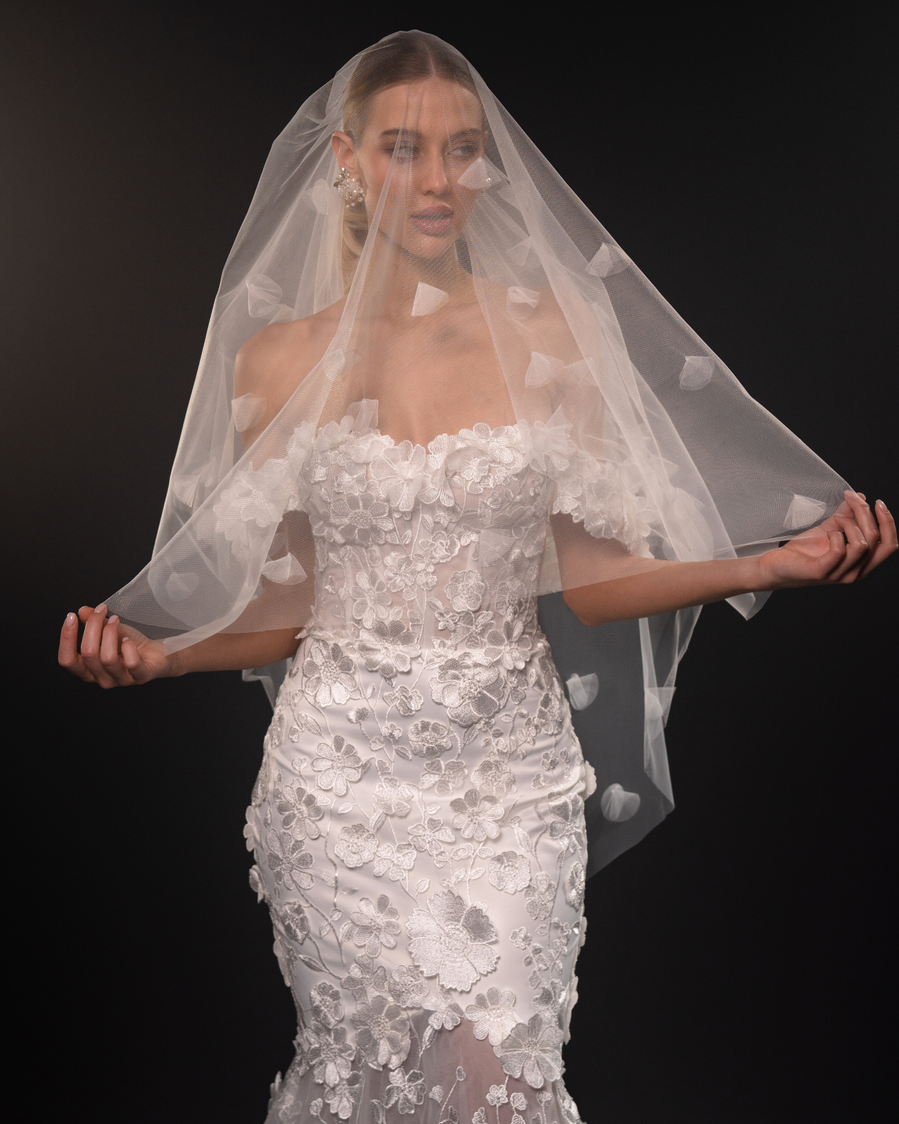 Роскошное свадебное платье с объемным кружевом фото