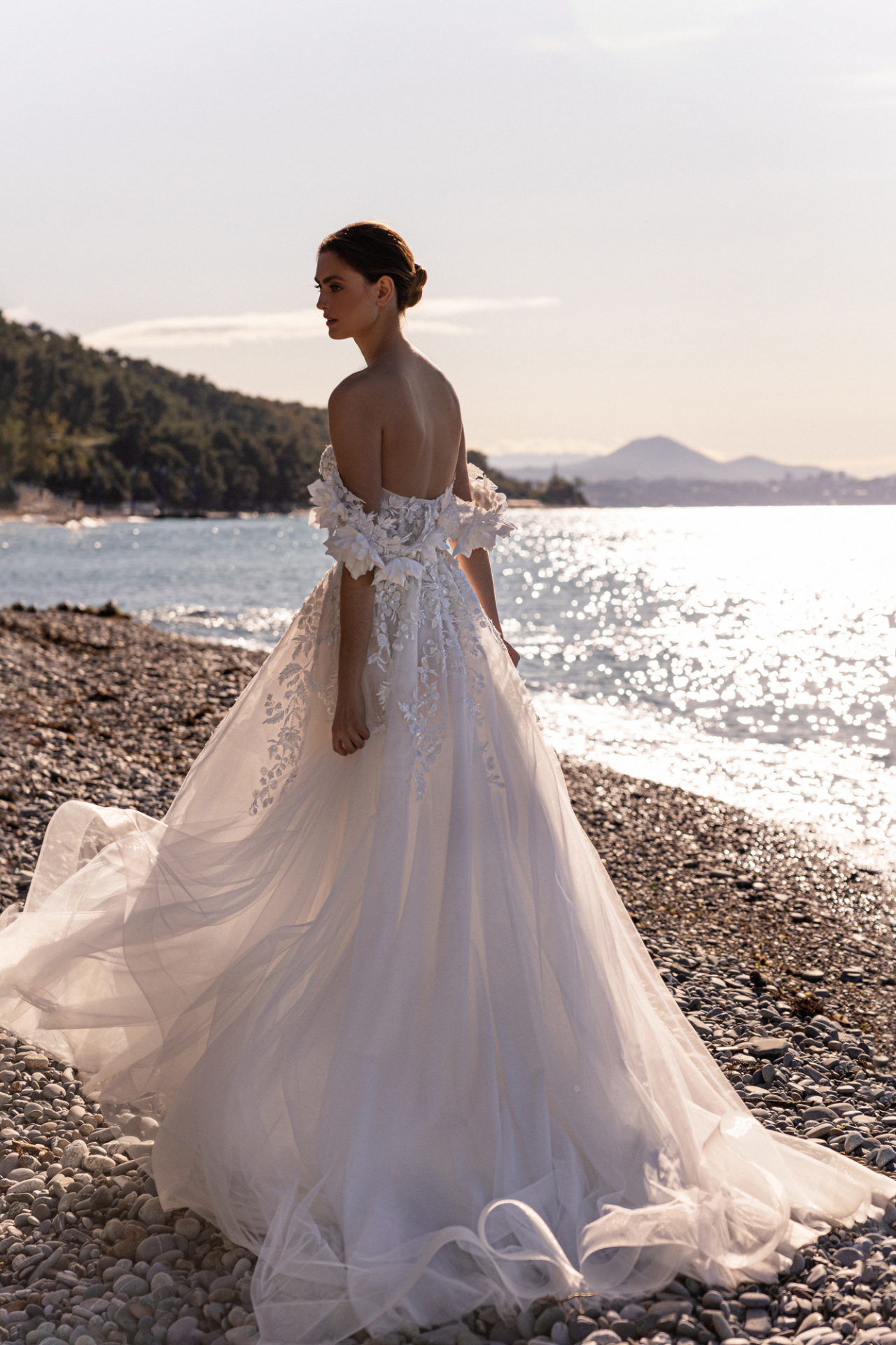 Кружевное свадебное платье с цветочными бретелями фото