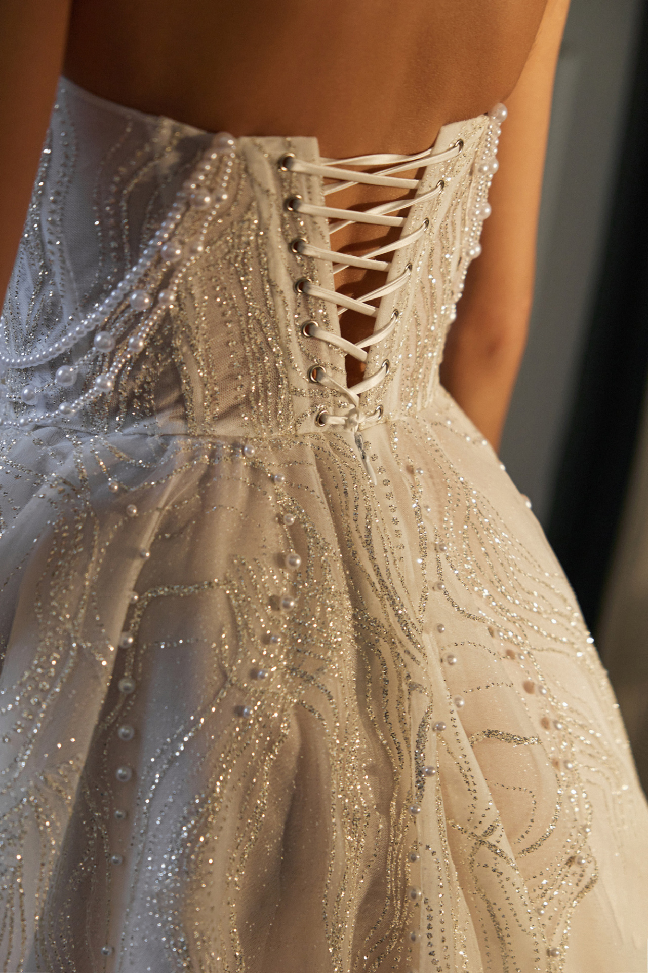 Роскошное свадебное платье декорированное жемчугом фото