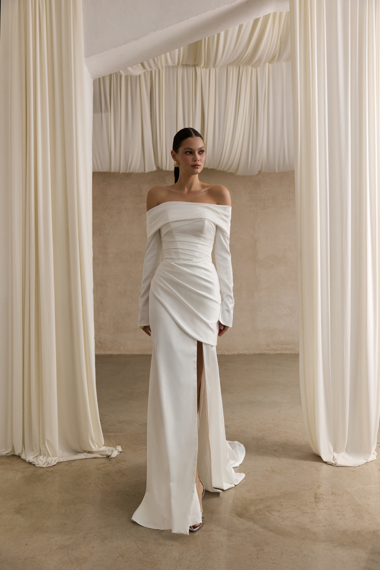 Атласное свадебное платье с рукавами и открытыми плечами фото