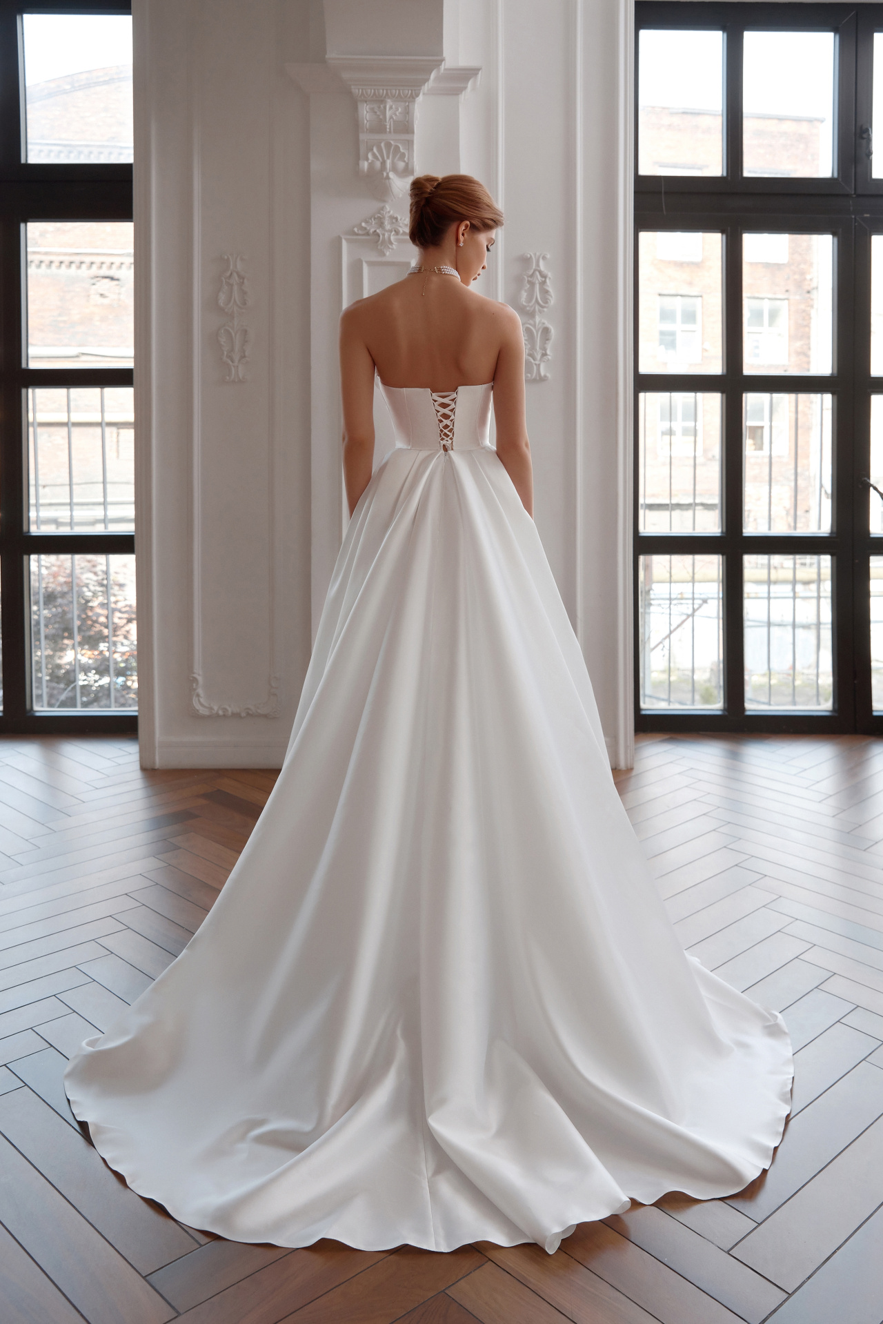 Атласное свадебное платье с диснеевским корсетом фото