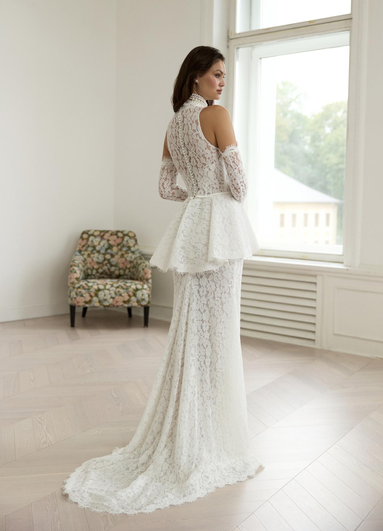 Кружевное закрытое свадебное платье с баской фото
