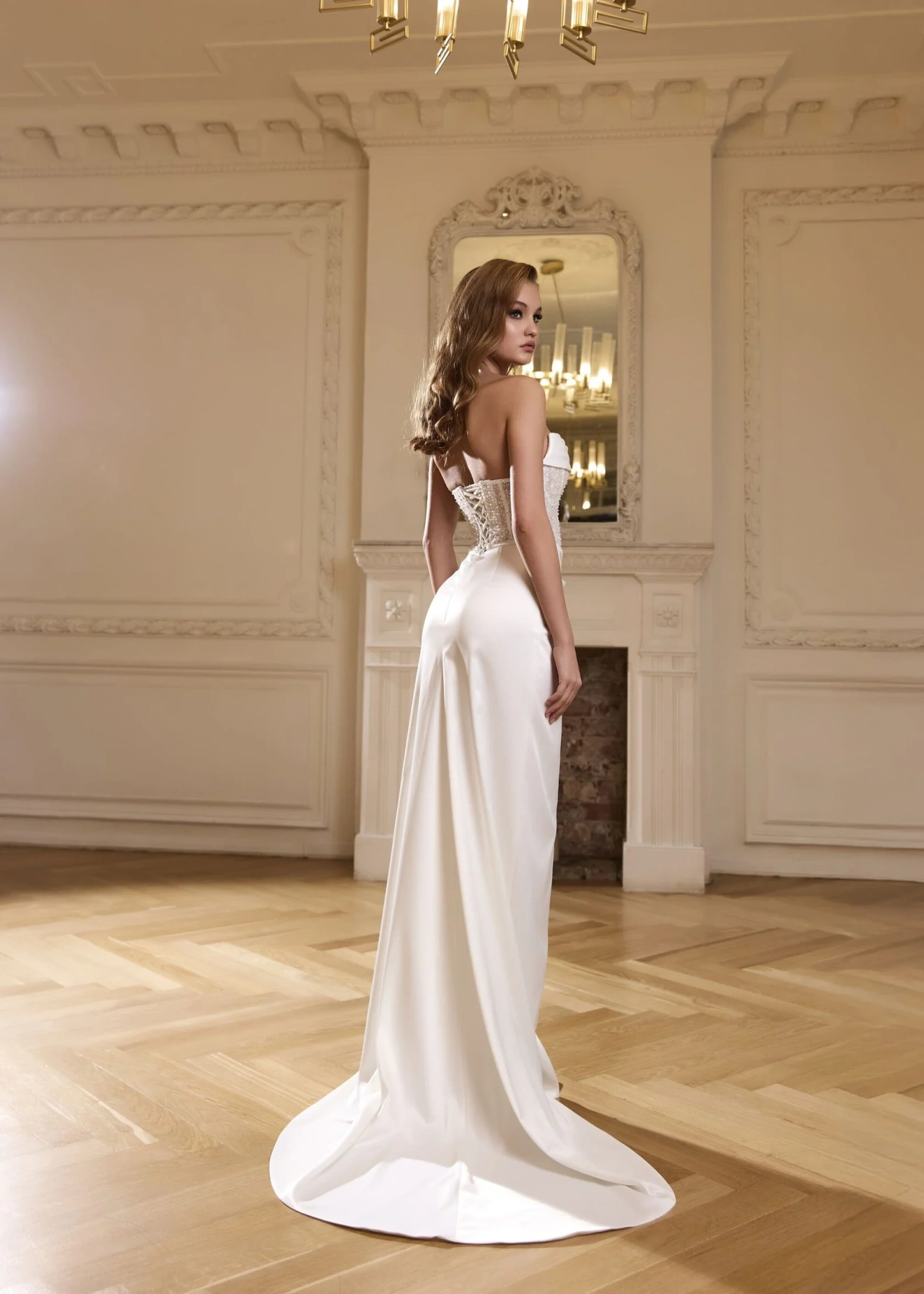 Свадебное платье с разрезом и полупрозрачным корсетом фото